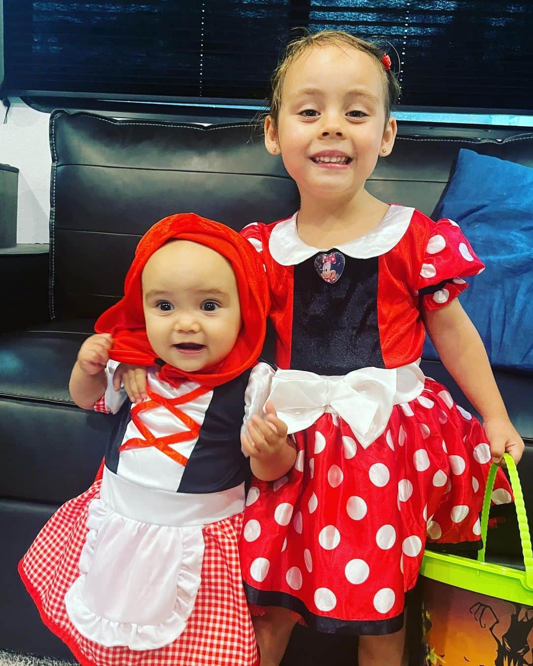 メーガン・デュアメルのインスタグラム：「Camping Halloween 🎃 2.0!  Our second camping Halloween of the summer. We are officially candied out!  Doing a vegan Halloween for little ones is so easy. I give Zoey some chocolates to start in her basket and she gives her cows milk chocolates or gelatin filled candy that she gets to her friends (or sadly, Papa). There’s actually quite a few candies and chips and freezies and juice that she got that’s vegan friendly :)   #campinghalloween #camping #veganhalloween #littleredridinghood #minniemouse」
