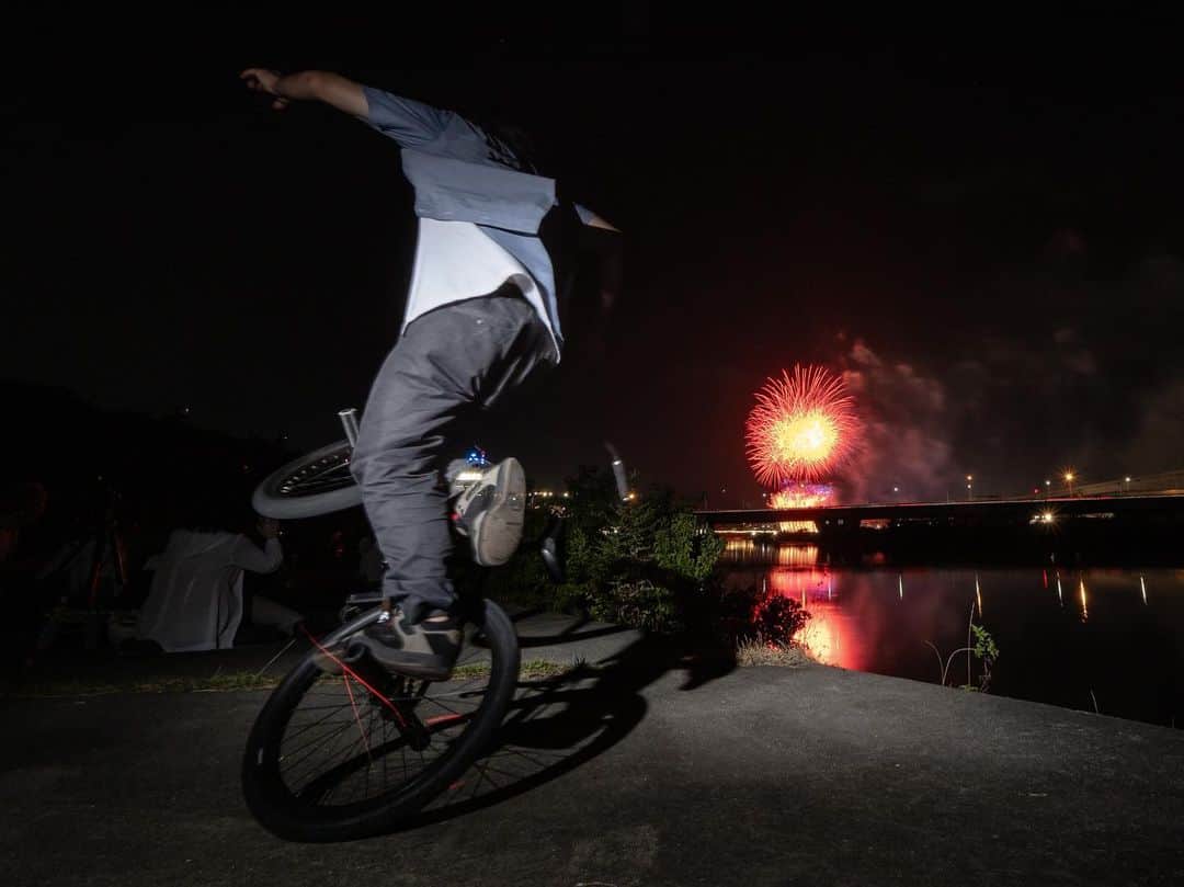 宇野陽介さんのインスタグラム写真 - (宇野陽介Instagram)「RIDE ON 🎆  #aresbikes  #bmx #flatland #dvsshoes  #madbunny #ug #photography  #lumix #lumixjapan #gh6  #花火 #おまつり」8月27日 21時42分 - yorkuno