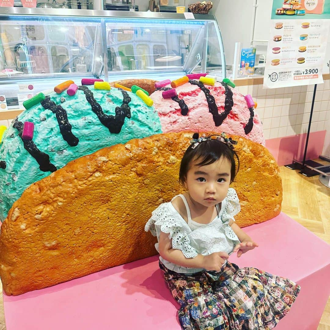 紘毅のインスタグラム：「ブルーシールのクッキーサンドのお店美味しかったなー。すぐ食べたい。けどまた行く楽しみにしたいから東京にはできてほしくない。好きな店あるある。 #ブルーシール #hug3do」