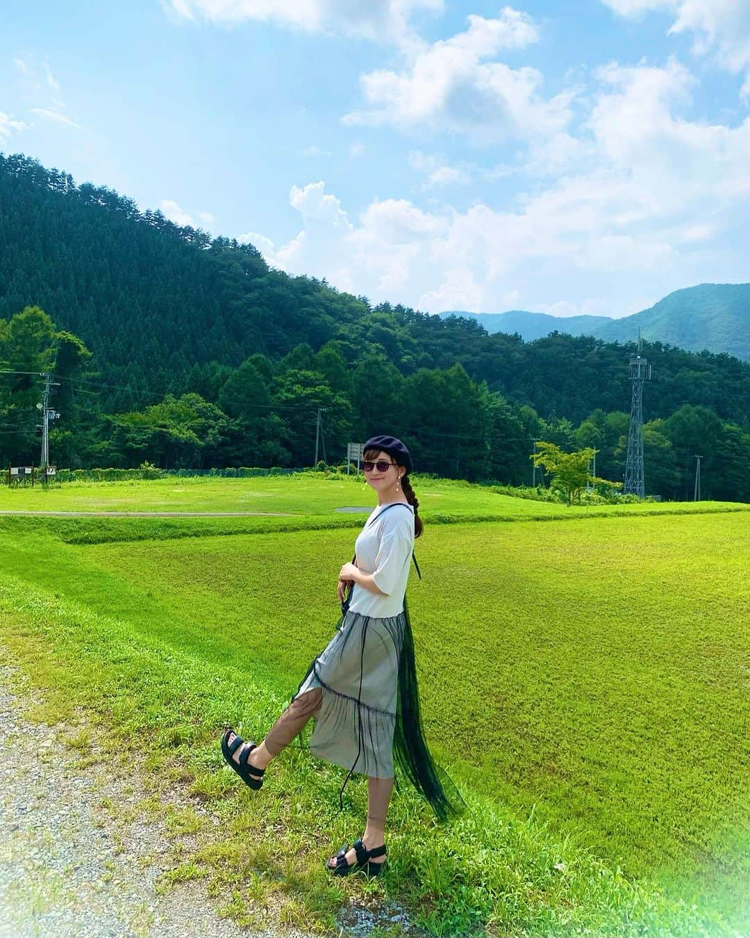 小松彩夏のインスタグラム：「⁡ 先日、家族みんなでお墓参りへ🌻 ⁡ 行く途中に【道の駅 むろね】に立ち寄って日本一にも選ばれた『からあげ家』のからあげを😋 ⁡ ここのからあげが本当に美味しいのです...❤️ ⁡ それから陸前高田にある【川の駅 よこた】にも立ち寄りました🚘 ⁡ 川の駅というだけあって目の前には綺麗な気仙川が流れていて本当に自然たっぷりで素敵な場所なんです🐟 ⁡ ここではラーメンと ソフトクリームを😋🍜🍦笑 ⁡ どれも美味しい...❤️ ⁡ やっぱり地元は自然が たっぷりで気持ちがいいですね🌿✨ ⁡ ご先祖様に感謝して 素敵な一日になりました☺️🌸 ⁡ 写真は甥っ子が撮ってくれました📸👏  #地元 #岩手 #岩手県 #故郷 #一関市観光大使 #道の駅 #道の駅むろね #室根 #一関 #一関市 #気仙沼 #気仙沼市 #陸前高田 #川の駅よこた #川の駅 #陸前高田市 #ラーメン #ソフトクリーム #からあげ家 #からあげ #自然 #川 #住田町」