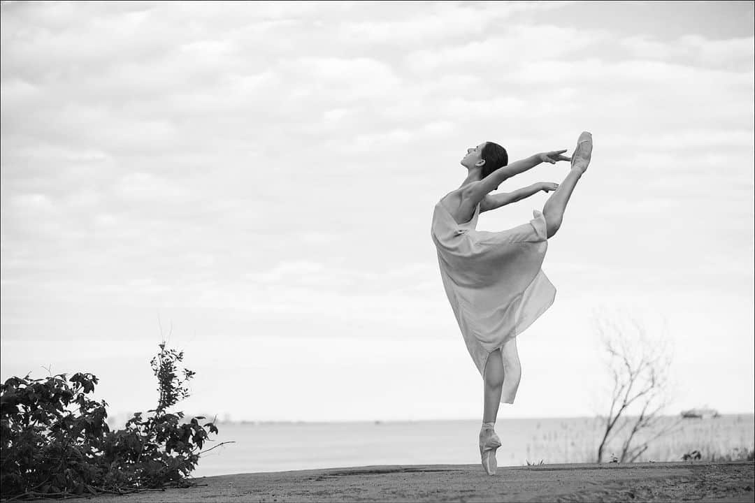 ballerina projectのインスタグラム：「𝐈𝐬𝐚𝐛𝐞𝐥𝐥𝐚 𝐖𝐚𝐥𝐬𝐡 in New York City.   @isabellalwalsh #isabellawalsh #ballerinaproject #ballerina #ballet #dance #newyorkcity   Ballerina Project 𝗹𝗮𝗿𝗴𝗲 𝗳𝗼𝗿𝗺𝗮𝘁 𝗹𝗶𝗺𝗶𝘁𝗲𝗱 𝗲𝗱𝘁𝗶𝗼𝗻 𝗽𝗿𝗶𝗻𝘁𝘀 and 𝗜𝗻𝘀𝘁𝗮𝘅 𝗰𝗼𝗹𝗹𝗲𝗰𝘁𝗶𝗼𝗻𝘀 on sale in our Etsy store. Link is located in our bio.  𝙎𝙪𝙗𝙨𝙘𝙧𝙞𝙗𝙚 to the 𝐁𝐚𝐥𝐥𝐞𝐫𝐢𝐧𝐚 𝐏𝐫𝐨𝐣𝐞𝐜𝐭 on Instagram to have access to exclusive and never seen before content. 🩰」