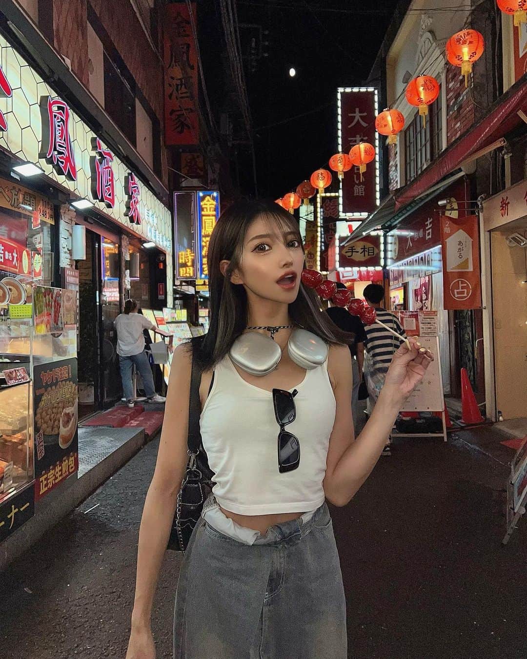 RINAのインスタグラム：「_  久々中華街行った🍓  シーパラも行って最近は水族館三昧🐟 最後の動画は普段の私です。  #八景島シーパラダイス  #中華街 #いちご飴しか勝たん」