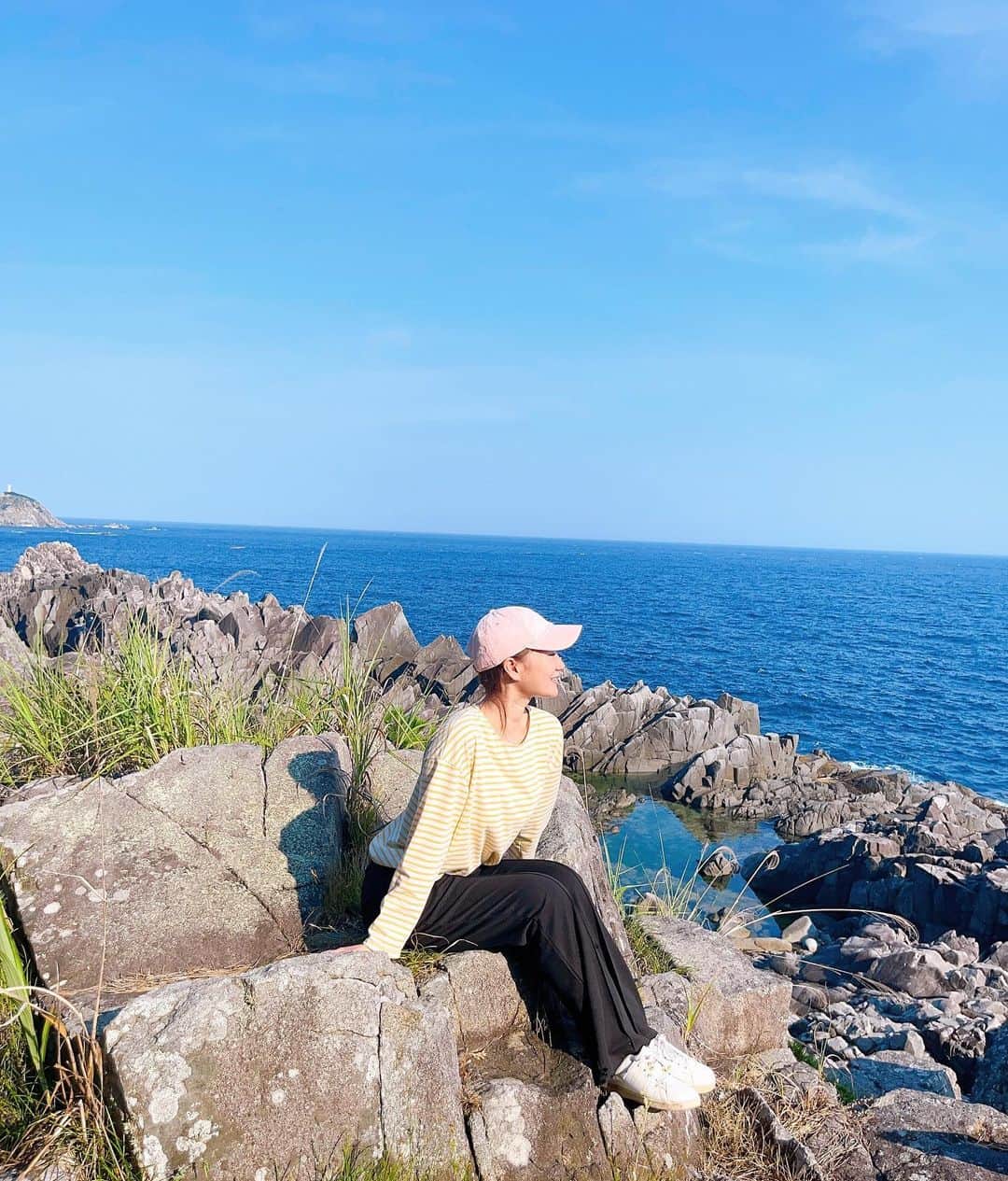 仮屋未来さんのインスタグラム写真 - (仮屋未来Instagram)「陸前高田市の広田崎🐚 ⁡ 広田半島の南端にある岩礁の岬です🏝 ⁡ 足場の悪い林のなかを 歩いて抜けると‥ 一気に視界が開けて 大きな海原が目の前に広がりました😳 ⁡ 奥に見えている小さな島は 岩手県の南端の椿島です☀︎ ウミネコ🕊の繁殖地で 5〜6月にはたくさんのウミネコが 集まるそうです♪ ⁡ とっても静かでひっそりとした場所に‥ 素敵な景色を見つけられて うれしい気持ちになりました🥹💛 ⁡ 今度は夕日を見に 遅い時間にも行ってみたいです🌞」8月27日 22時00分 - miku__kariya