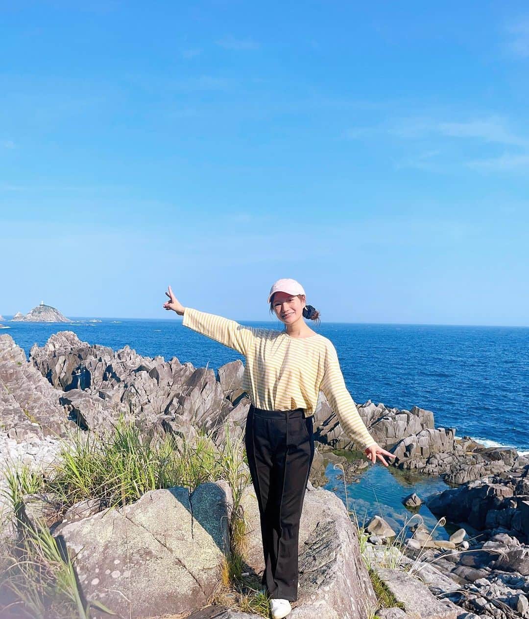 仮屋未来さんのインスタグラム写真 - (仮屋未来Instagram)「陸前高田市の広田崎🐚 ⁡ 広田半島の南端にある岩礁の岬です🏝 ⁡ 足場の悪い林のなかを 歩いて抜けると‥ 一気に視界が開けて 大きな海原が目の前に広がりました😳 ⁡ 奥に見えている小さな島は 岩手県の南端の椿島です☀︎ ウミネコ🕊の繁殖地で 5〜6月にはたくさんのウミネコが 集まるそうです♪ ⁡ とっても静かでひっそりとした場所に‥ 素敵な景色を見つけられて うれしい気持ちになりました🥹💛 ⁡ 今度は夕日を見に 遅い時間にも行ってみたいです🌞」8月27日 22時00分 - miku__kariya