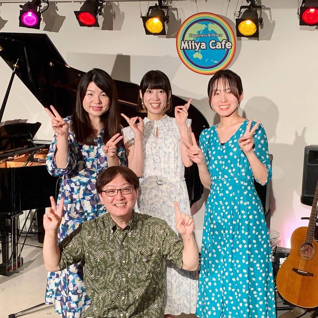 はたゆりこさんのインスタグラム写真 - (はたゆりこInstagram)「ひだまりライブ feat.小野亜里沙 ━━━━━━━━━━━━━━━━━━━━━ 昨日は銀座MiiyaCafeで佐藤めぐみさんとの共催企画『ひだまりライブ』を開催いたしました🌸  ゲストは小野亜里沙さん。 彼女のピュアで真っ直ぐな想いにもらい泣きしそうになりつつ、彼女のオリジナル曲「ありがとうは奇跡の言葉」もコラボで歌わせていただきました。 いつでも「目の前の人を笑顔にしたい！」と心を尽くす、彼女の優しさの奥にある芯の強さを感じる一曲。一緒に歌えて嬉しかったです☺︎  ほんわかしたお二人と終始和やかで優しい、まさに「ひだまり」ライブにふさわしい時間となりました。 ご来場の皆さん、配信でご視聴下さった皆さん、ありがとうございました☺︎  アーカイブ配信は9月9日(土)23:59までございますので、ぜひご覧いただけると嬉しいです✨  ≪お知らせ①≫ CDデビュー10周年を記念してアニバーサリーワンマンライブを開催いたします！ 日時：11月29日(水)開場18:30/開演19:30 会場：汐留BLUE MOOD 詳細は、はたゆりこオフィシャルサイト・スケジュールページに掲載しております◎  ≪お知らせ②≫ 6月に鈴木あいちゃんとmosh Grab'nGoで開催した「ふわトロLIVE」のライブ映像が販売開始となりました！オフショットも含め約1時間の特別映像となっております♩ あいちゃんのオンラインストアにてご購入いただけます！ぜひよろしくお願い致します。  ≪出演情報≫ ◼9/16(土)昼「うたこまち in大阪 Vol.1」（大阪・北浜 雲州堂） ◼9/17(日)昼「うたこまち in大阪 Vol.2」（大阪・北浜 雲州堂） ◼11/29(水)夜「10周年アニバーサリーワンマン」（汐留BLUE MOOD） 詳しくは「はたゆりこオフィシャルサイト」をご覧ください♩  #銀座 #銀座ミーヤカフェ #ひだまりライブ #佐藤めぐみ #はたゆりこ #小野亜里沙 #シンガーソングライター #汐留BLUEMOOD #ライブ情報 #アニバーサリーワンマン #山本佳祐 #梅村和史 #アコースティック #ツイキャス #配信ライブ #配信チケット #ライブ配信 #築地市場」8月27日 22時01分 - hatayuriko