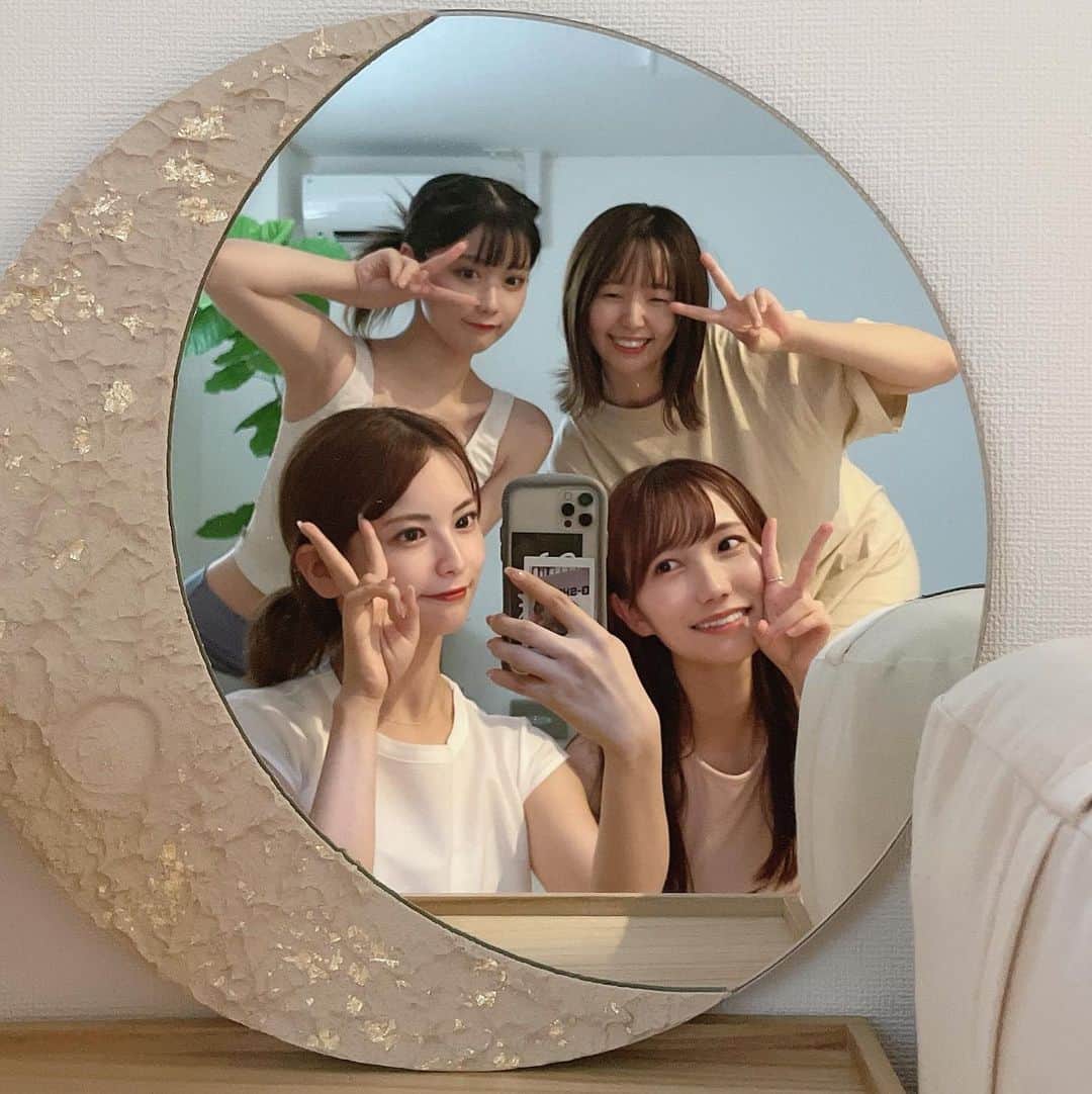 木下ひなこのインスタグラム：「姉妹ヨガ🧘‍♀️🧘‍♀️💕  先日 @hurmth_air の アロマリンパケアヨガを姉妹で受けてきました🫶  @15.a.aoi ちゃん先生のレッスンを受けるのは 初めてだったんだけど アロマの香りと あおちゃんの声に癒されて とっても心地よかったです🥺👏  心も身体もほぐれて レッスンが終わる頃にはポカポカに🫰  スタジオの雰囲気もすごく素敵でした🤍 これから 妹と通いますっ👭  #ヨガ#ヨガスタジオ#ヨガインストラクター#ヨガウェア#ヨガレッスン#yoga#表参道#omotesando#青山」