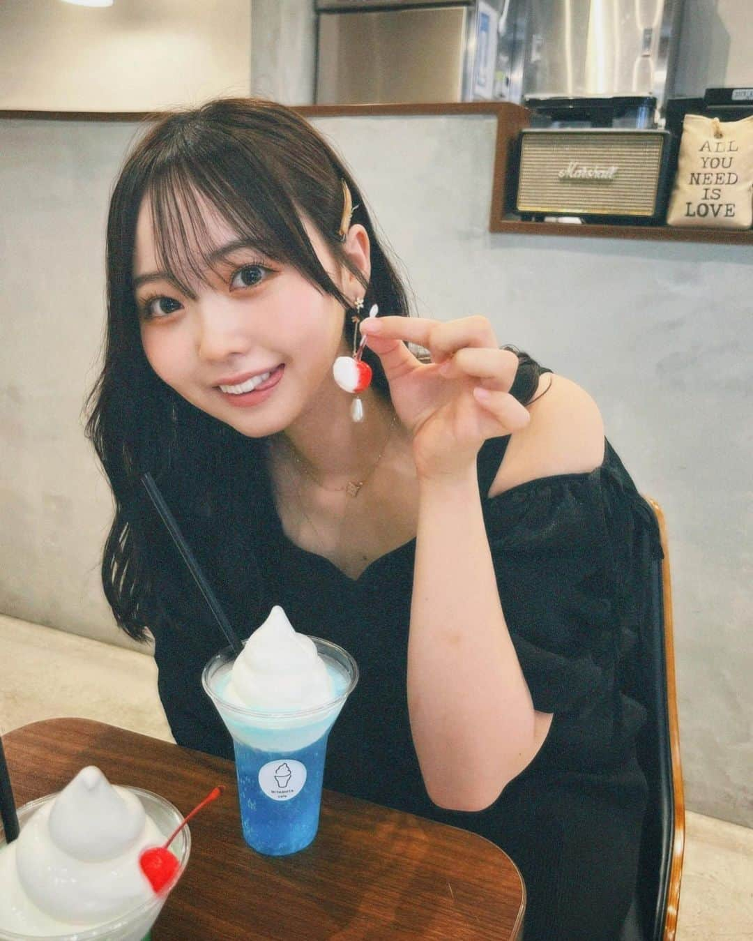 渡邊美華のインスタグラム：「かき氷とかフロートはブルーハワイ派🍧🩵 . . . . . . . . #フロート #クリームソーダ #クリームフロート #大学生 #大学生コーデ #大学生活 #大学生の日常 #夏休み #夏休みの過ごし方 #女子大生 #女子大生コーデ #女子大生グルメ #宮下パーク #渋谷カフェ #渋谷グルメ #ブルーハワイ #ブルーハワイソーダ #ブルーハワイクリームソーダ #カフェ #カフェ巡り #rienda #riendastyle #丸顔 #丸顔髪型 #童顔 #童顔女子 #宮下パークカフェ」