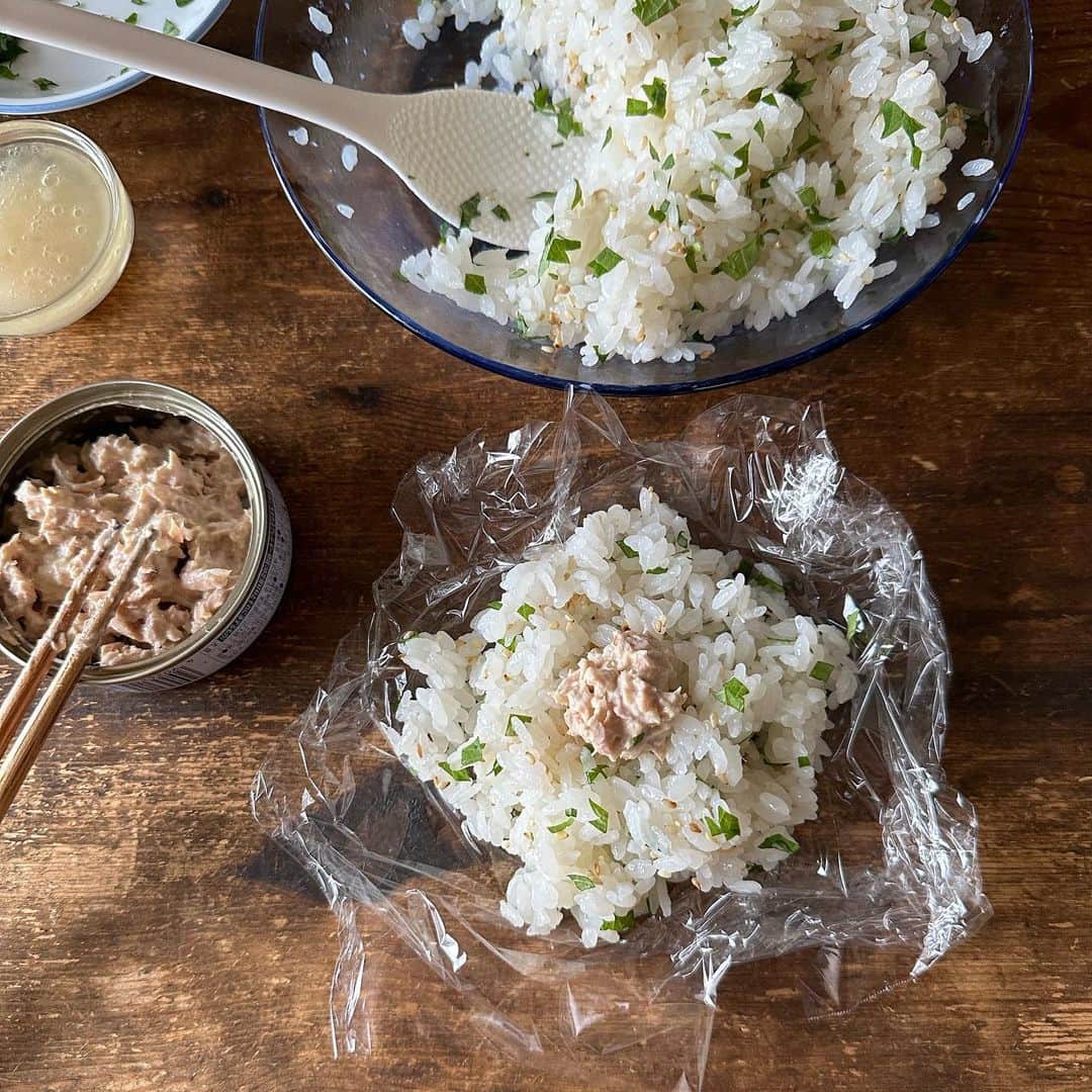 Tesshiさんのインスタグラム写真 - (TesshiInstagram)「ツナマヨわさびで酢飯おにぎり Sushi rice Onigiri with tuna mayo wasabi #ごちそうおにぎり #yummy #homemade #healthy #onigiri #riceball #tunamayo #wasabi #おいしい #おにぎり #おむすび #ツナマヨ #わさび #マカロニメイト #フーディーテーブル #手作り  ツナマヨわさび→油を切ったツナ缶1缶50gくらい、マヨネーズ大1、鰹節ひとつまみ、しょうゆ小1、わさび小1〜好きなだけ 酢飯→ご飯1合＋酢大2＋砂糖大1＋塩小1 ごま、大葉 余ったツナ油でドレッシング→ツナ缶の油1、しょうゆ1、酢1、砂糖1、塩胡椒 Tuna mayo wasabi… 1 canned tuna without oil 50g, 1 tbsp mayonnaise, a pinch of Katsuobushi, 1 tsp soy sauce and 1 tsp~ wasabi Sushi rice… 350g Gohan, 2 tbsp vinegar, 1 tbsp sugar, 1 tsp salt Sesame, Shiso Salad dressing with leftover tuna oil… 1 tuna oil, 1 soy sauce, 1 vinegar, 1 sugar, salt and pepper  #主役はごちそうおにぎり 好評販売中🍙電子書籍もあります 日本語版、繁體字中文版、한글버전 秋の行楽のお弁当作りのお供に1冊いかがですか  つやつやの #お米 @yukitsubakiofficial  ツナマヨわさびは、真ん中に埋めて、余りは頭に乗せました🍙」8月27日 21時56分 - tmytsm
