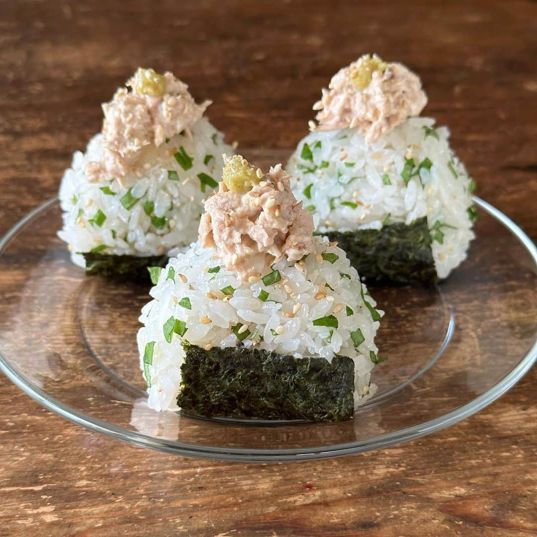 Tesshiのインスタグラム：「ツナマヨわさびで酢飯おにぎり Sushi rice Onigiri with tuna mayo wasabi #ごちそうおにぎり #yummy #homemade #healthy #onigiri #riceball #tunamayo #wasabi #おいしい #おにぎり #おむすび #ツナマヨ #わさび #マカロニメイト #フーディーテーブル #手作り  ツナマヨわさび→油を切ったツナ缶1缶50gくらい、マヨネーズ大1、鰹節ひとつまみ、しょうゆ小1、わさび小1〜好きなだけ 酢飯→ご飯1合＋酢大2＋砂糖大1＋塩小1 ごま、大葉 余ったツナ油でドレッシング→ツナ缶の油1、しょうゆ1、酢1、砂糖1、塩胡椒 Tuna mayo wasabi… 1 canned tuna without oil 50g, 1 tbsp mayonnaise, a pinch of Katsuobushi, 1 tsp soy sauce and 1 tsp~ wasabi Sushi rice… 350g Gohan, 2 tbsp vinegar, 1 tbsp sugar, 1 tsp salt Sesame, Shiso Salad dressing with leftover tuna oil… 1 tuna oil, 1 soy sauce, 1 vinegar, 1 sugar, salt and pepper  #主役はごちそうおにぎり 好評販売中🍙電子書籍もあります 日本語版、繁體字中文版、한글버전 秋の行楽のお弁当作りのお供に1冊いかがですか  つやつやの #お米 @yukitsubakiofficial  ツナマヨわさびは、真ん中に埋めて、余りは頭に乗せました🍙」