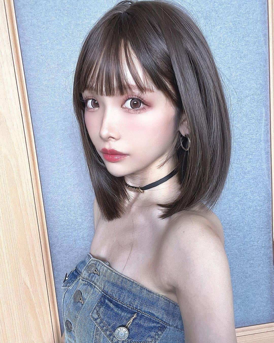 ちーちゃんさんのインスタグラム写真 - (ちーちゃんInstagram)「✂️  秋になるから思い切って 髪色暗くしてばっさり いってしまいました！！！ ど、どうかな、、、🥹ドキドキ  ・ ・ ・ ・ ・ ・ ・ というのは嘘で @shein_japan で 1000円だったからポチってみた ヅラが届いたよ。👨🏻‍🦲笑  騙されてくれた人いるーーー🙋？  さっそく家でかぶってみて 母に写真撮ってもらってたら、 部屋にいた父がたまたま現れて ヅラ装置してる娘を見て なんか見てはいけないものを 見てしまった的な顔して 何も声かけずに去っていった…笑  #シーイン購入品#シーイン#ウィッグ#ボブスタイル#shein購入品#sheinコーデ#ぱっつんボブ#きりっぱなしボブ#名古屋サロモ#名古屋サロンモデル#名古屋#サロンモデル#チョーカー#イメチェン#ばっさりカット#韓国メイク#ピンクメイク#ブルベ夏#ブルベメイク#骨格ウェーブ#骨格ウェーブコーデ」8月27日 21時56分 - ___c.chan__