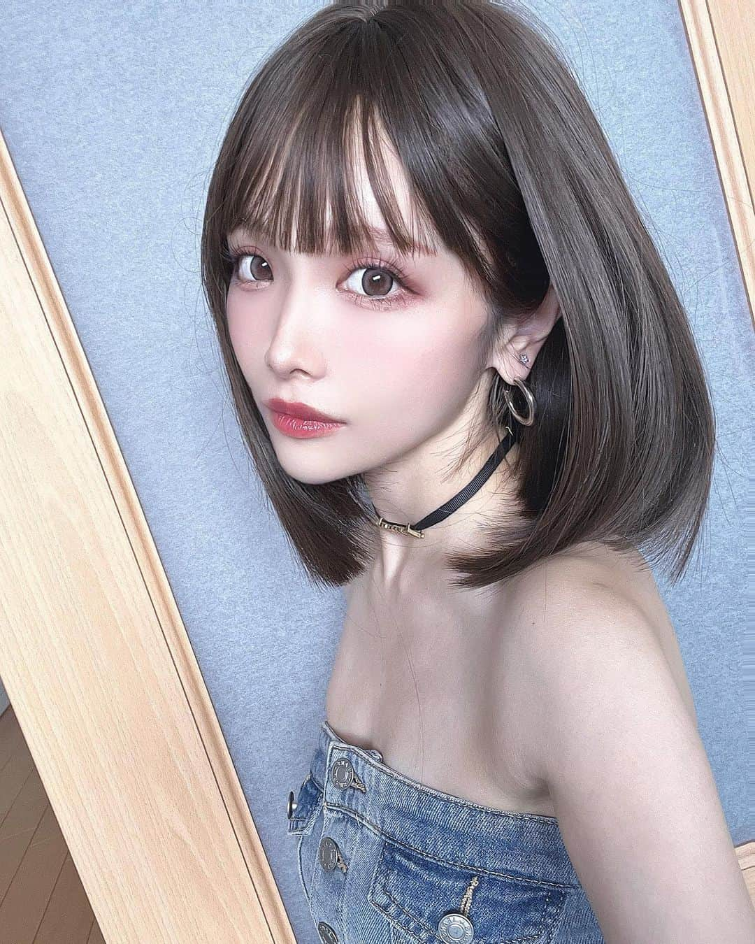 ちーちゃんさんのインスタグラム写真 - (ちーちゃんInstagram)「✂️  秋になるから思い切って 髪色暗くしてばっさり いってしまいました！！！ ど、どうかな、、、🥹ドキドキ  ・ ・ ・ ・ ・ ・ ・ というのは嘘で @shein_japan で 1000円だったからポチってみた ヅラが届いたよ。👨🏻‍🦲笑  騙されてくれた人いるーーー🙋？  さっそく家でかぶってみて 母に写真撮ってもらってたら、 部屋にいた父がたまたま現れて ヅラ装置してる娘を見て なんか見てはいけないものを 見てしまった的な顔して 何も声かけずに去っていった…笑  #シーイン購入品#シーイン#ウィッグ#ボブスタイル#shein購入品#sheinコーデ#ぱっつんボブ#きりっぱなしボブ#名古屋サロモ#名古屋サロンモデル#名古屋#サロンモデル#チョーカー#イメチェン#ばっさりカット#韓国メイク#ピンクメイク#ブルベ夏#ブルベメイク#骨格ウェーブ#骨格ウェーブコーデ」8月27日 21時56分 - ___c.chan__