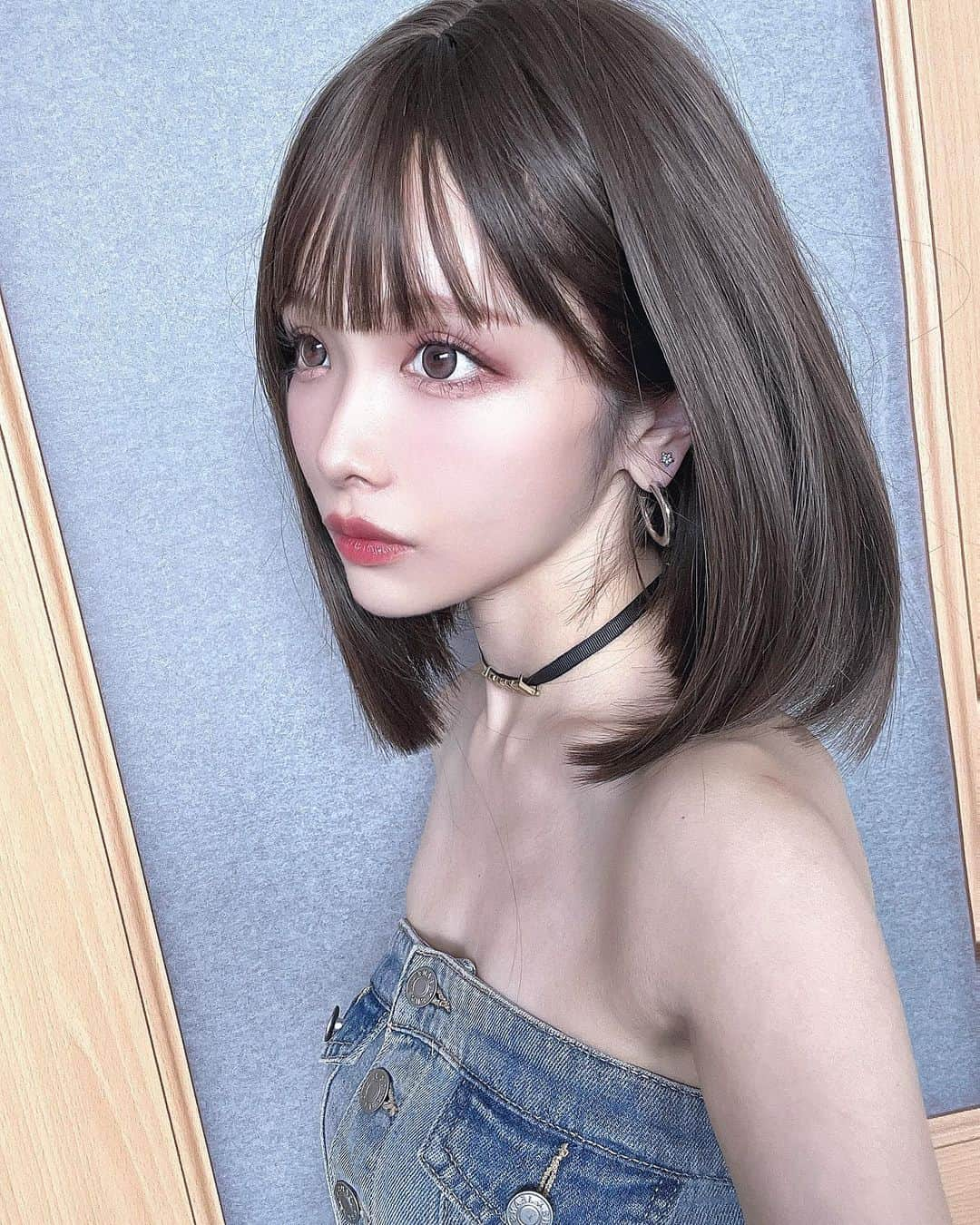 ちーちゃんさんのインスタグラム写真 - (ちーちゃんInstagram)「✂️  秋になるから思い切って 髪色暗くしてばっさり いってしまいました！！！ ど、どうかな、、、🥹ドキドキ  ・ ・ ・ ・ ・ ・ ・ というのは嘘で @shein_japan で 1000円だったからポチってみた ヅラが届いたよ。👨🏻‍🦲笑  騙されてくれた人いるーーー🙋？  さっそく家でかぶってみて 母に写真撮ってもらってたら、 部屋にいた父がたまたま現れて ヅラ装置してる娘を見て なんか見てはいけないものを 見てしまった的な顔して 何も声かけずに去っていった…笑  #シーイン購入品#シーイン#ウィッグ#ボブスタイル#shein購入品#sheinコーデ#ぱっつんボブ#きりっぱなしボブ#名古屋サロモ#名古屋サロンモデル#名古屋#サロンモデル#チョーカー#イメチェン#ばっさりカット#韓国メイク#ピンクメイク#ブルベ夏#ブルベメイク#骨格ウェーブ#骨格ウェーブコーデ」8月27日 21時56分 - ___c.chan__