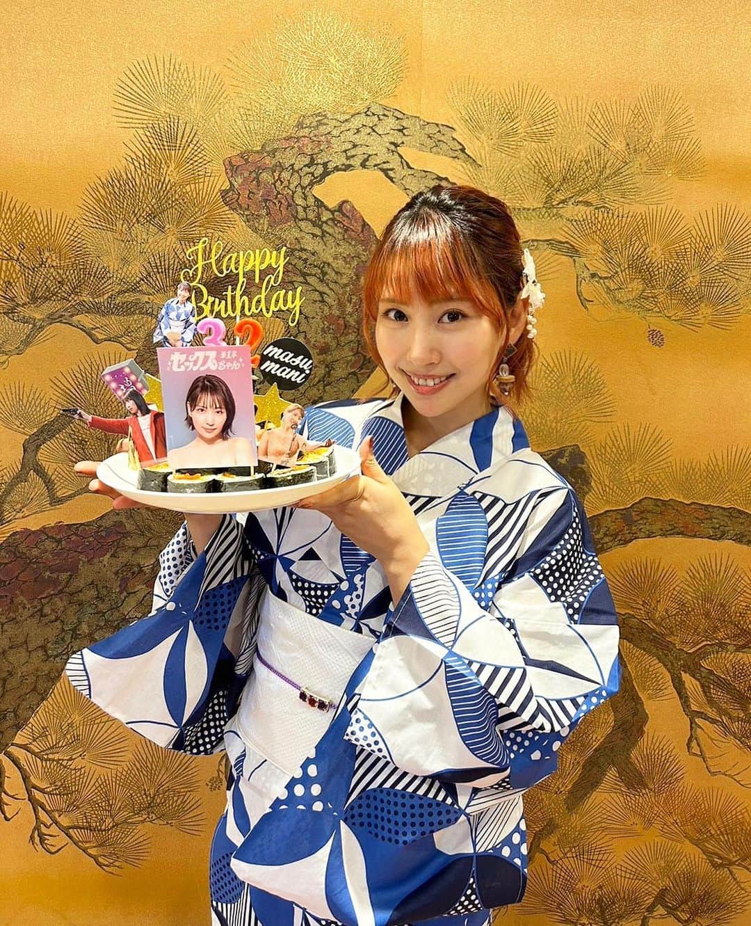 増田有華のインスタグラム：「＊  ファンクラブでのバースデーイベント ありがとうございました。  全体力を使い果たした2部制のイベント。お馴染みの方からお久しぶりな方まで。甘いものが苦手という認識が続いているわたしに大好きなキンパのケーキを🍰 いただいた大きな祝い花は全て持って帰れないので小さな花束にして家の花瓶に💐 ありがとうございました！」