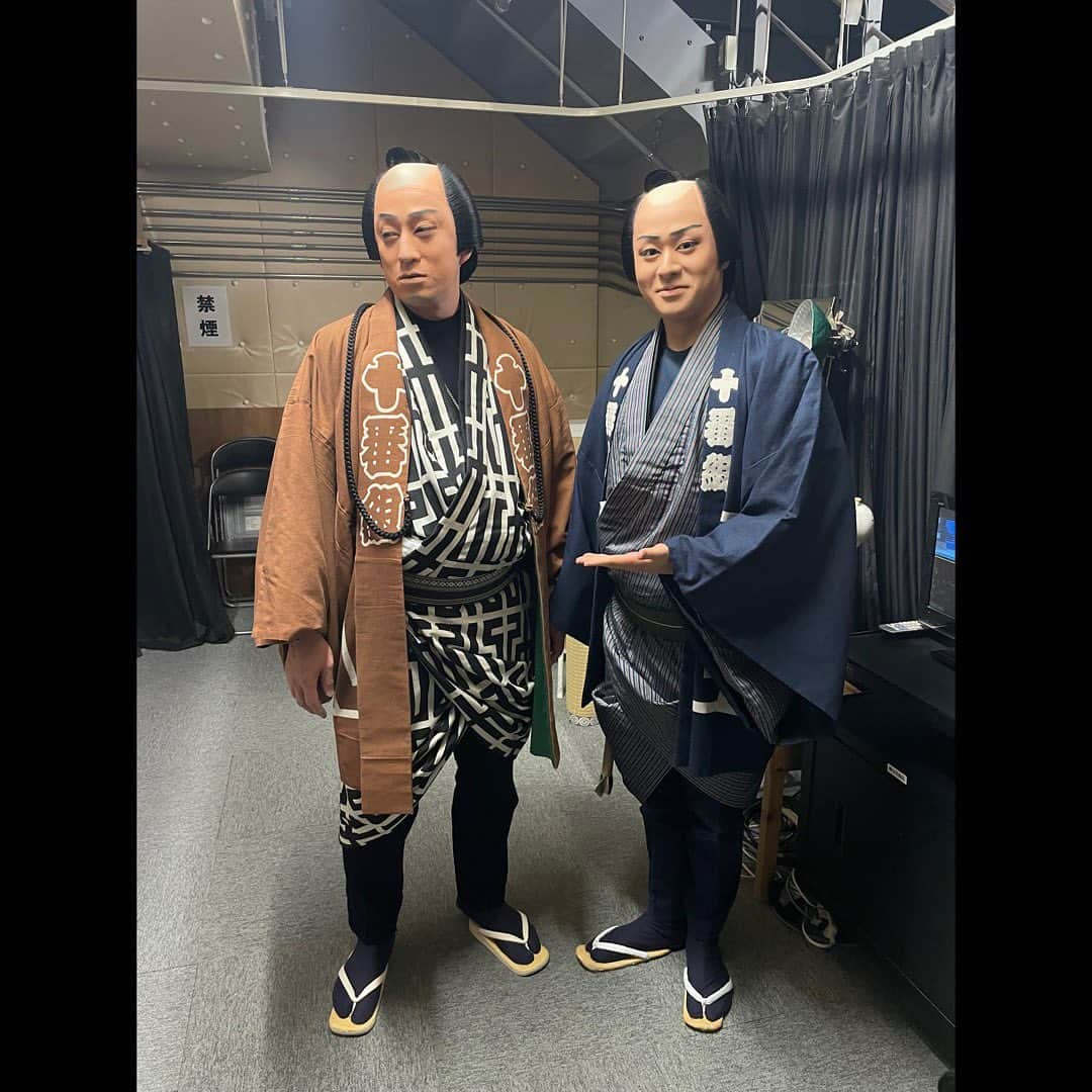 中村歌之助さんのインスタグラム写真 - (中村歌之助Instagram)「・ 本日無事に 「八月納涼歌舞伎」 千穐楽を迎えることができました！  第二部『新門辰五郎』では 纏を初めて振らせていただいたり 第三部『新・水滸伝』では先月に続いて 悪役・敵役をさせていただいたりと 今月も多くのことを勉強させていただきました。  そして、連日多くのお客様にご来場いただき 感謝の気持ちでいっぱいでございます。 ありがとうございました。  さて、来月は劇場を京都・南座に移し 引き続き『新・水滸伝』に出演致します。  歌舞伎座バージョンから さらにパワーアップした『新・水滸伝』を お届けできるように一所懸命勤めたいと思います。  🙇‍♂️ご来場お待ちしております🙇‍♂️  写真は『新門辰五郎』でご一緒した 幸四郎のお兄さんと撮っていただきました！  #中村歌之助 #歌舞伎役者 #歌舞伎 #銀座 #歌舞伎座 #八月納涼歌舞伎 #第二部 #新門辰五郎 #第三部 #三代猿之助四十八撰 #新水滸伝 #張進 #南座 #九月花形歌舞伎 #南座で歌舞伎」8月27日 21時59分 - utanosuke.official