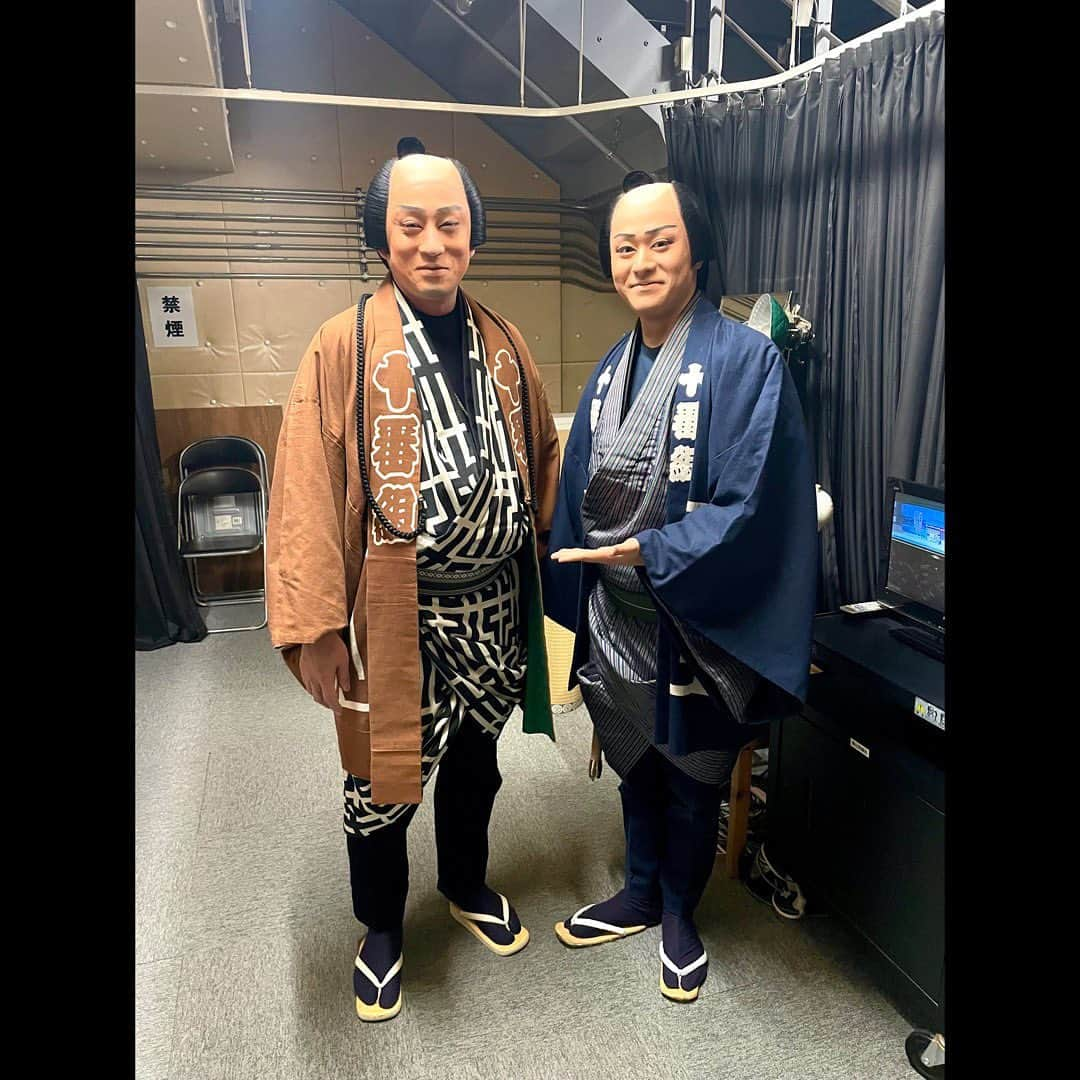 中村歌之助さんのインスタグラム写真 - (中村歌之助Instagram)「・ 本日無事に 「八月納涼歌舞伎」 千穐楽を迎えることができました！  第二部『新門辰五郎』では 纏を初めて振らせていただいたり 第三部『新・水滸伝』では先月に続いて 悪役・敵役をさせていただいたりと 今月も多くのことを勉強させていただきました。  そして、連日多くのお客様にご来場いただき 感謝の気持ちでいっぱいでございます。 ありがとうございました。  さて、来月は劇場を京都・南座に移し 引き続き『新・水滸伝』に出演致します。  歌舞伎座バージョンから さらにパワーアップした『新・水滸伝』を お届けできるように一所懸命勤めたいと思います。  🙇‍♂️ご来場お待ちしております🙇‍♂️  写真は『新門辰五郎』でご一緒した 幸四郎のお兄さんと撮っていただきました！  #中村歌之助 #歌舞伎役者 #歌舞伎 #銀座 #歌舞伎座 #八月納涼歌舞伎 #第二部 #新門辰五郎 #第三部 #三代猿之助四十八撰 #新水滸伝 #張進 #南座 #九月花形歌舞伎 #南座で歌舞伎」8月27日 21時59分 - utanosuke.official