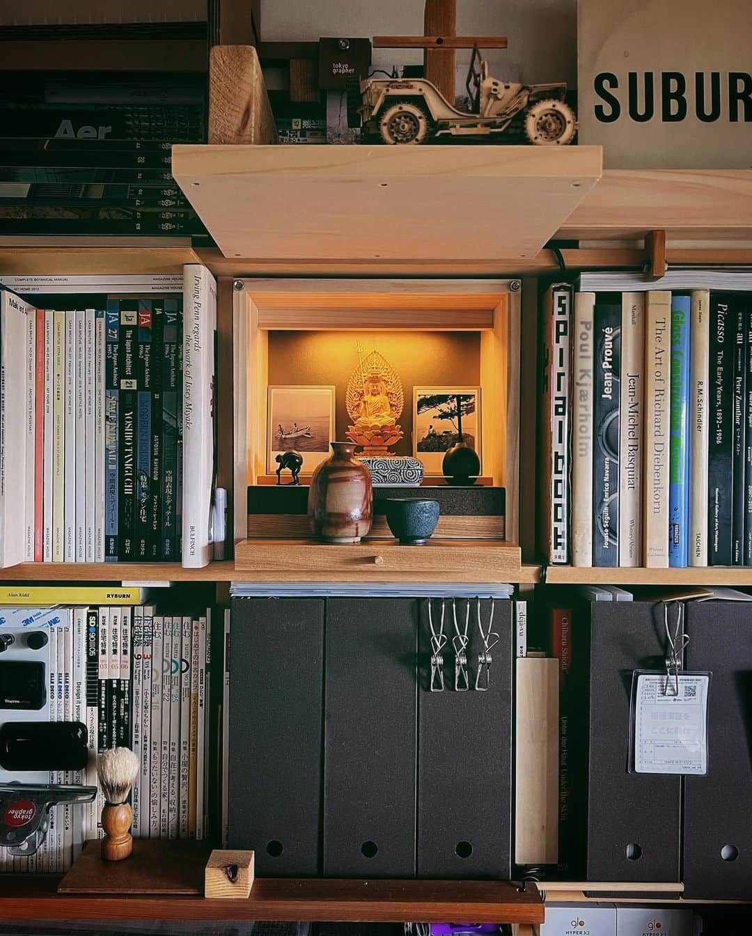 ima_ju / Jun Iのインスタグラム：「: : Buddhist altar built into the 320x320 bookshelf  : （Perfect My Handmade） : : 父の13回忌を目処に、うちに位牌等を移すことになり、仏壇のあり方も多様化している中、標準品が嫌な僕は壁面棚に組み込める仏壇を自分で造ってみました。完璧な出来栄え故、記念のショットw。 仏具って未開拓な領域だったので新鮮でした。ちなみに手前のオチョコと一輪挿しは父手作りの趣味陶芸品。色味からしてこれも最高の作品👍 : : ::」