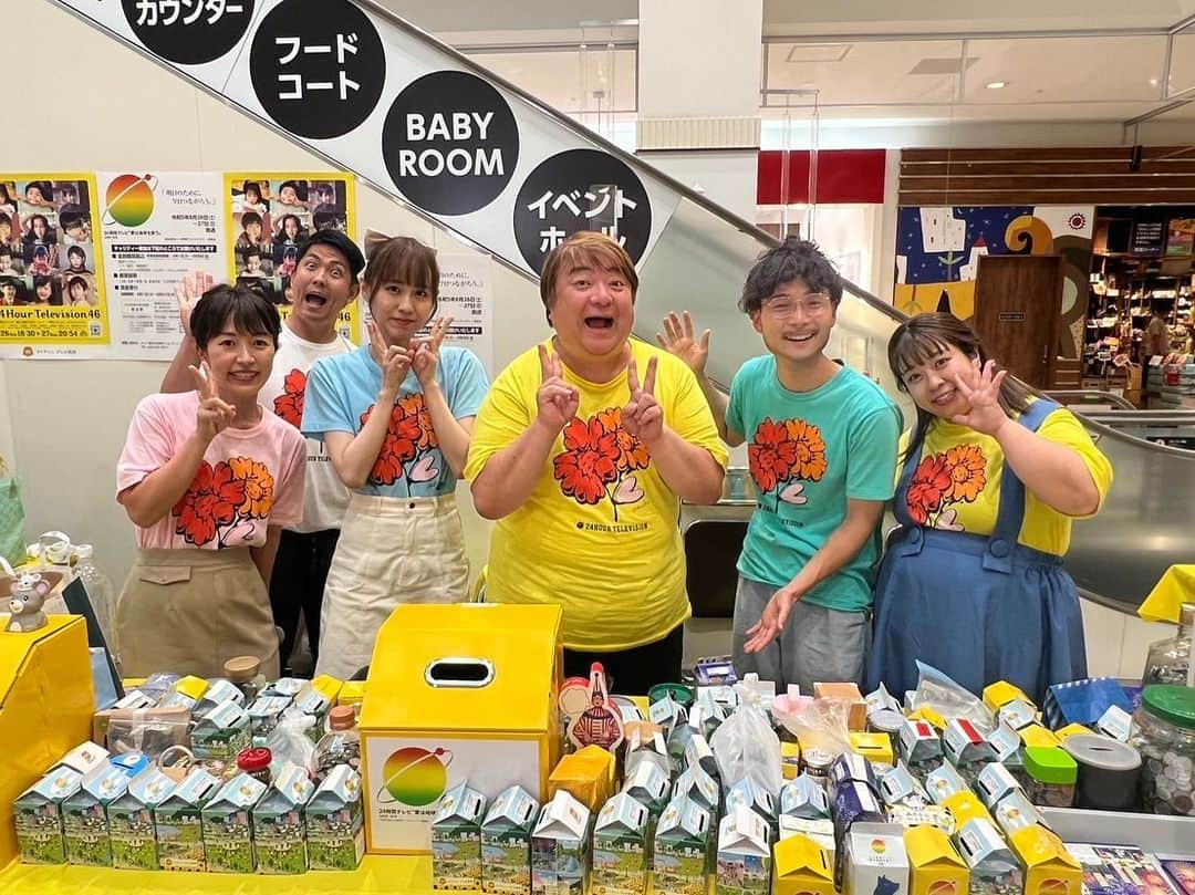 餅田コシヒカリさんのインスタグラム写真 - (餅田コシヒカリInstagram)「#24時間テレビ46  長野県のステージに出演させていただきました🌏🤝  テレビ信州さんの中継から始まり、ステージそしてラストのサライ✨  4年ぶりに開催とのことで、本当にたくさんの方来てくれました！ありがとうございます！！！  長野最高🏃‍♀️✨✨✨  チャリTシャツ、LLがパツパツだったため、それを察知していたスタッフさんが事前に用意してくださってた3Lで無事に着れました😆😆😆　 3Lって特注なんだって😌 すみません🙇  いままでだめだった、ファンの皆さんとの握手や至近距離での写真撮影ハイタッチ。 久しぶりにできて嬉しかったです😌  #テレビ信州 #長野県 #若里公園 #イオンモール  #佐久平 #小野島さんが #私のDior #アイシャドウで #モノマネの髭描いてた #発色良過ぎて #馴染み過ぎて #描いてるって気づかれてない #おやき #食べたい」8月27日 22時10分 - koshihikarimochida0000