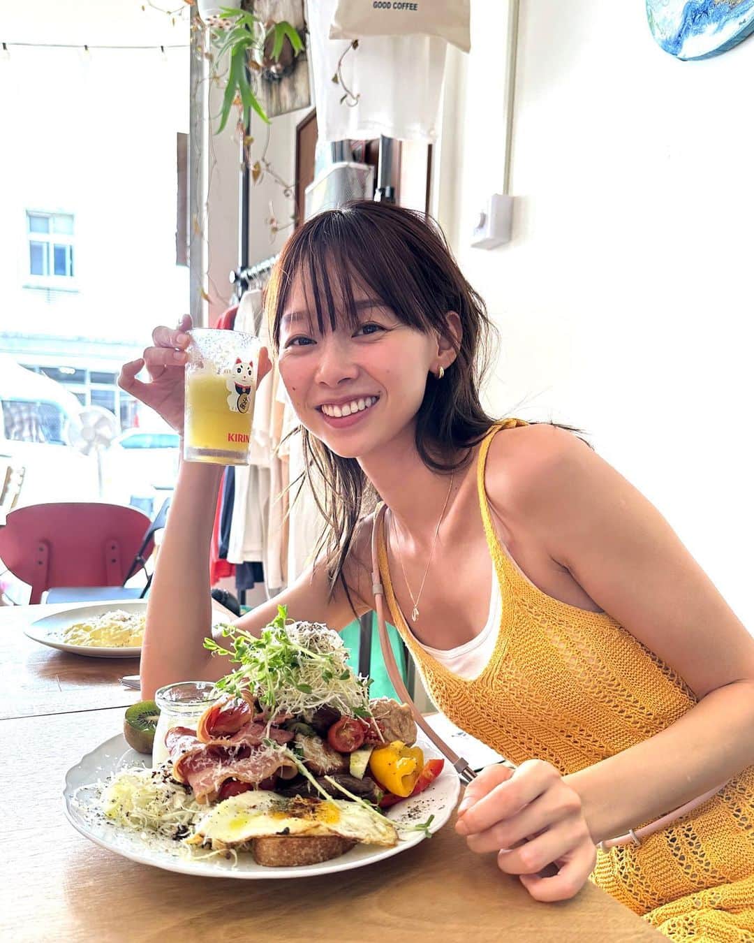 吳斐莉のインスタグラム：「週末Plog💕 突然其來的宜蘭三天2夜  P1.來頭城就是要吃 @_palcoffee_  大早餐的份量超～～多 吃的超滿足  P2’3頭城推薦海鮮熱炒 《來益漁行》 真港龜山島海鮮 像是平常我們去大溪買的 角蝦、胭脂蝦、正甜蝦、葡萄蝦 這裡都吃的到啊😍 我們這天點了烤葡萄蝦跟紅喉🤤 (可以請老闆烤酥一點更好吃)  P4. 感謝朋友的溫泉宅🥹 碳酸泉泡完皮膚都變好了 真的太不可思議了～  P5. 中午吃”發伯霸王豬腳 Q軟有膠質 而且滷肉飯就很好吃了啊🤤  P6. 然後一定要來一杯 《頭城木瓜王》 比例完全剛剛好～超好喝」
