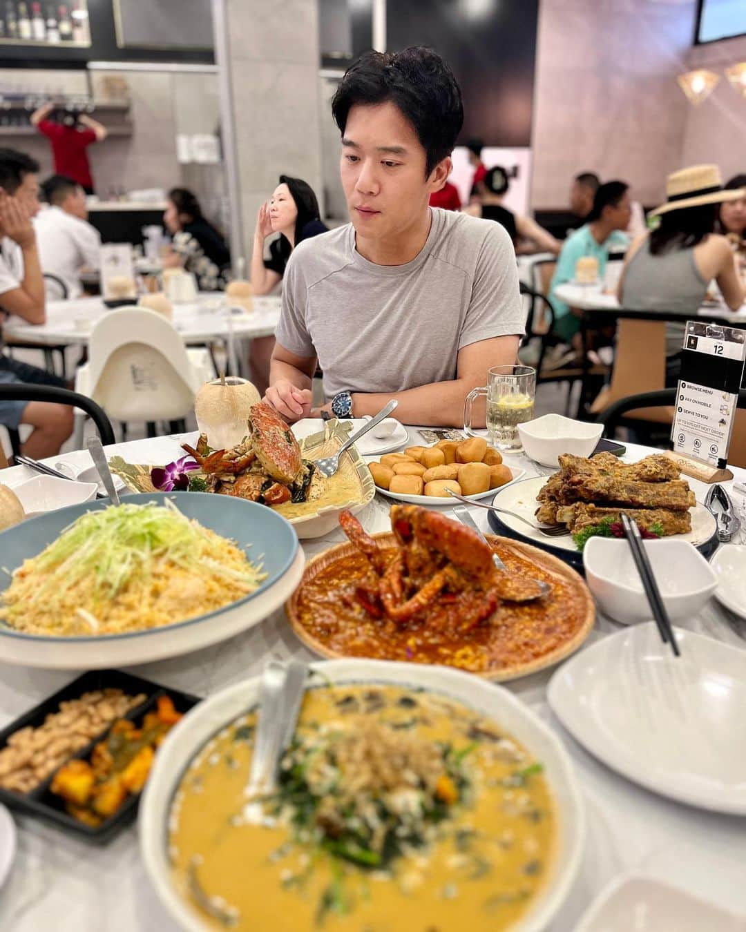 ハ・ソクジンさんのインスタグラム写真 - (ハ・ソクジンInstagram)「초행길 싱가포르 1박 여행기 맛있는 음식과 화려한 거리, 가슴 벅찼던 스포츠 이벤트까지🥊 또 올게요! #singapore #buttercrab #ufc #ufcsingapore #TKZ」8月27日 22時05分 - haseokjin