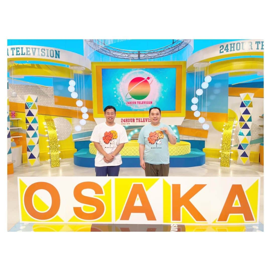 駒場孝のインスタグラム：「今年もytv24時間テレビ、ありがとうございました！  やらせてもらって今年で4年目でしたが、毎年本当に楽しいし感動するしですごいです！  僕らのトリッキーお題漫才もなんとかいけましたし、Aぇ！groupさんの手話ダンスがすごかった！  ただ、写真が本当に毎年サライです。 なんでなん。 でもこれがまた良い！ ありがとうございました🌏✨」