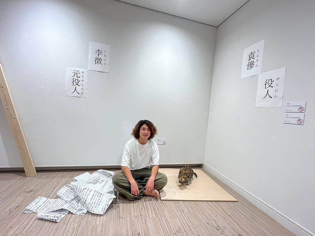 荒澤守さんのインスタグラム写真 - (荒澤守Instagram)「・ 8/26  千葉市美術館 つくりかけラボ12 ・ 『三沢厚彦| コネクションズ　空洞をうめる』 ・ 『山月記』中島敦 ドラマリーディングさせて頂きました！ ・ 三沢さんの作品とお客様のつくった作品が沢山置かれていて、楽しい空間で演らせてもらいました！ ・ 美術館で、そして企画展とのコラボ。 初めての経験で嬉しかったです！ ・ ありがとうございました〜！！ ・ #三沢厚彦  #千葉市美術館 #美術館 #ドラマリーディング　#朗読 #山月記　#中島敦 #キメラ　#トラ」8月27日 22時17分 - mamoru_arasawa