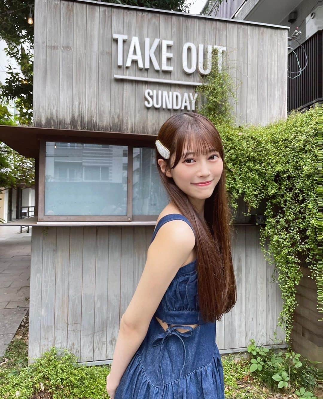 松村キサラさんのインスタグラム写真 - (松村キサラInstagram)「・ まだ暑いけどもうすぐ8月も終わりだね〜 夏のお洋服も可愛くて好きだけど、 1番好きなのは秋服なのでこれからの季節が楽しみだな〜😌  #ワンピース #ワンピースコーデ #夏コーデ #夏服 #デニムワンピ #ストレートヘア #ヘアピンアレンジ #ヘアピン #summer #summerfashion #onepiece #japan #japanesegirl #olivedesolive」8月27日 22時18分 - kisara_official