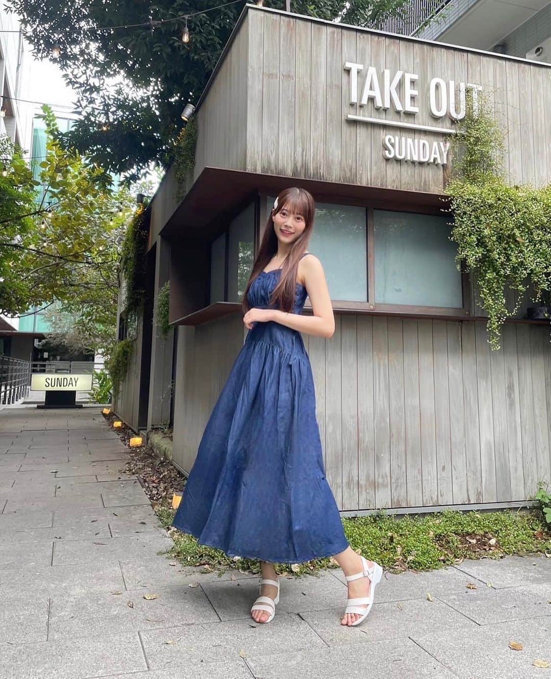 松村キサラのインスタグラム：「・ まだ暑いけどもうすぐ8月も終わりだね〜 夏のお洋服も可愛くて好きだけど、 1番好きなのは秋服なのでこれからの季節が楽しみだな〜😌  #ワンピース #ワンピースコーデ #夏コーデ #夏服 #デニムワンピ #ストレートヘア #ヘアピンアレンジ #ヘアピン #summer #summerfashion #onepiece #japan #japanesegirl #olivedesolive」
