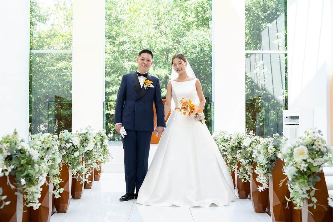 コトワ奈良公園プレミアムビューのインスタグラム：「緑溢れるチャペルでのご結婚式🌿 ⁡ ▼▼▼ ブライダルフェアのご予約 ブログやウエディングレポートは @kotowanarakouen TOPページよりご覧下さい♡ ・ #kotowa奈良公園premiumview #KOTO嫁 #結婚式場 #奈良結婚式場#ブライダルフェア #全国のプレ花嫁さんと繋がりたい #式場見学 #カラードレス#ドレス選び #ヘアスタイル #プレ花嫁 #日本中のプレ花嫁さんと繋がりたい #前撮り #結婚式 #プロポーズ #ブーケ #招待状 #奈良花嫁 #ドレスフィッティング#ドレス #結婚式準備 #ウェディングフォト #ウェディング#ウェディングドレス #結婚式場探し#dearswedding #ふたりの未来を探す旅」