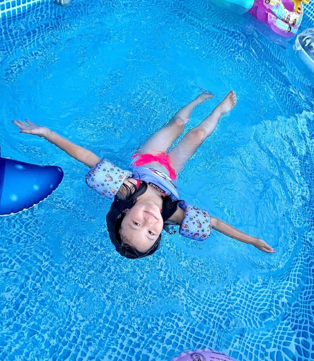 関谷桃子のインスタグラム：「一夏の劇的Before-After🌞👙  ①夏の始まり ②夏の終わり  遊び尽くしましたね、今年の夏も🌻 2学期も頑張ろう！！ （先週からもう始まってるけど😗）  #夏休み #日焼け #ビフォーアフター #2023夏 🌻」