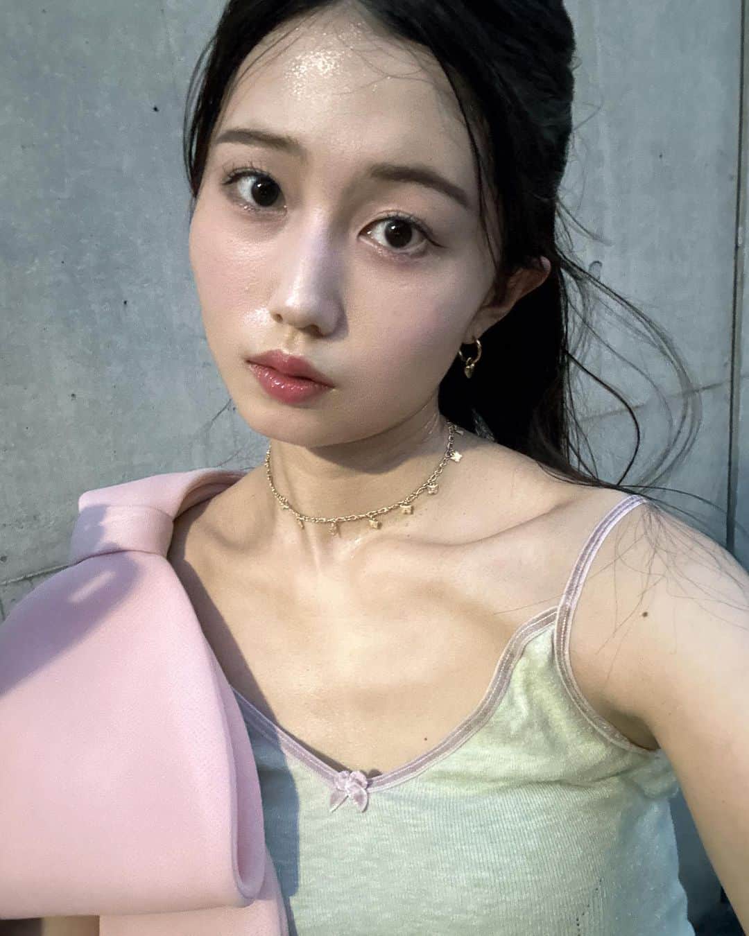 のインスタグラム：「Barbieをしれっと観に行った日。 . 本当はもっと友達とイベントとして観に行きたかったけど色々あったから、しれっと一人でそれとなく観に行ったつもりが、まぁ浮いた💅🏽🎀笑 もっとピンク着よ？ #barbie」