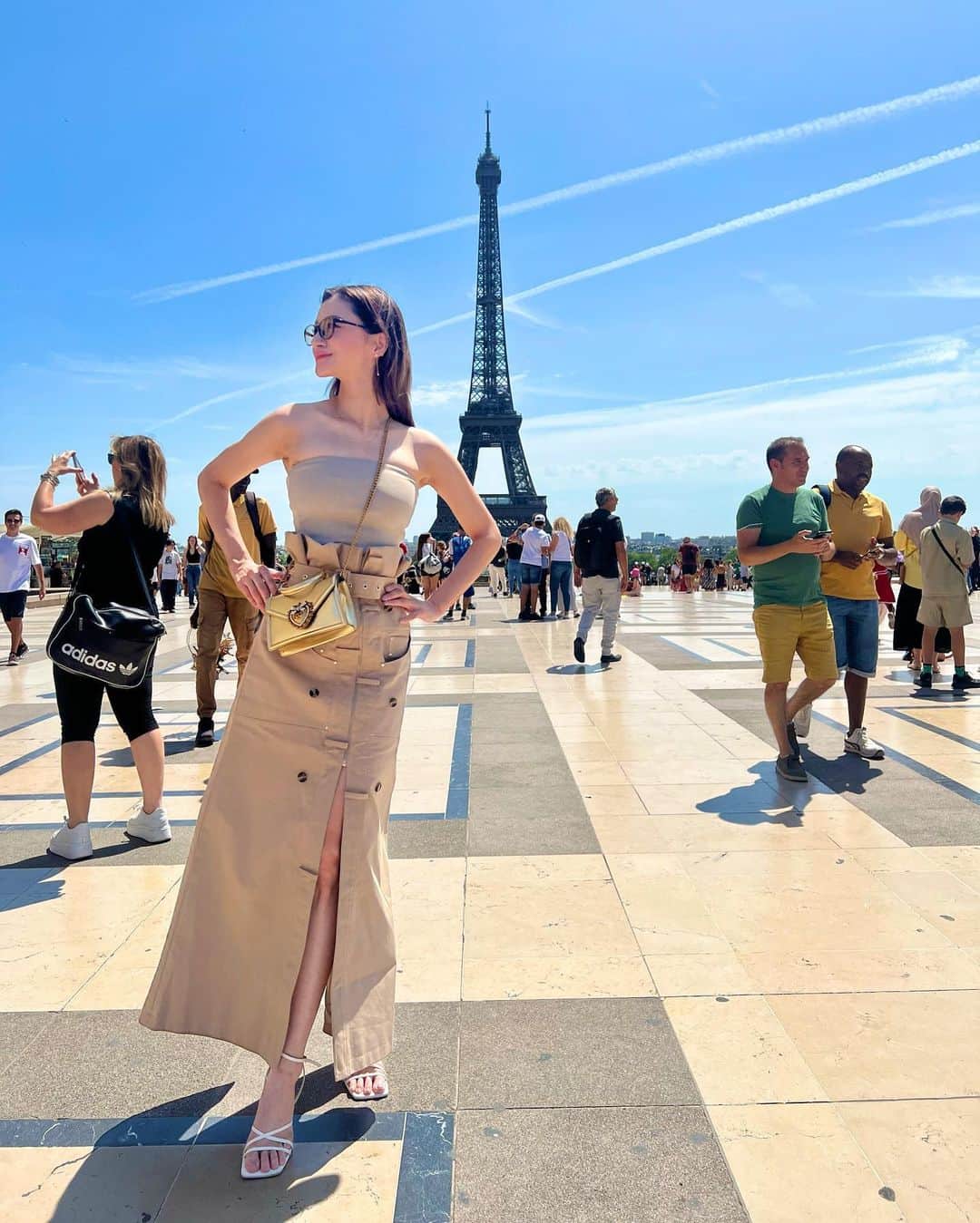 平山美春さんのインスタグラム写真 - (平山美春Instagram)「📍Girafe Paris  Special lunchtime at Girafe🍽️✨ パリでエッフェル塔が一番綺麗に見えるレストラン・Girafeでランチ🍽️  その後はお買い物へ Rokh @rokhofficial のトレンチ風スカートはどこに行っても褒められた！  海外だと一言目に「あなたのそのファッション素敵ね」って会話が始まる事が多いのが素敵だなっていつも思っていて✨ 私も一言目に相手の素敵な所を見つけようと心掛けています☺️  #paris  #rokh」8月27日 22時15分 - miharuhirayama