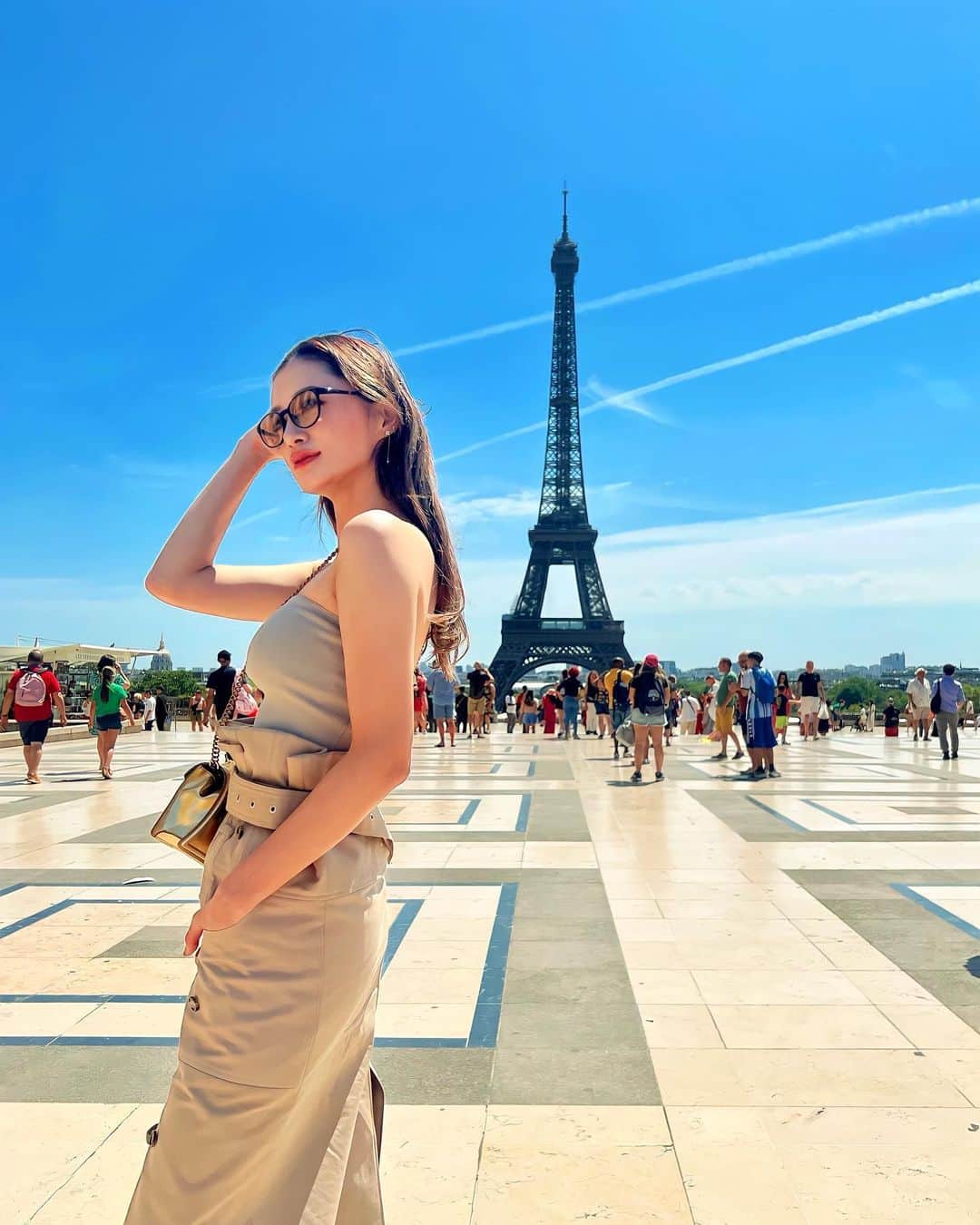 平山美春のインスタグラム：「📍Girafe Paris  Special lunchtime at Girafe🍽️✨ パリでエッフェル塔が一番綺麗に見えるレストラン・Girafeでランチ🍽️  その後はお買い物へ Rokh @rokhofficial のトレンチ風スカートはどこに行っても褒められた！  海外だと一言目に「あなたのそのファッション素敵ね」って会話が始まる事が多いのが素敵だなっていつも思っていて✨ 私も一言目に相手の素敵な所を見つけようと心掛けています☺️  #paris  #rokh」
