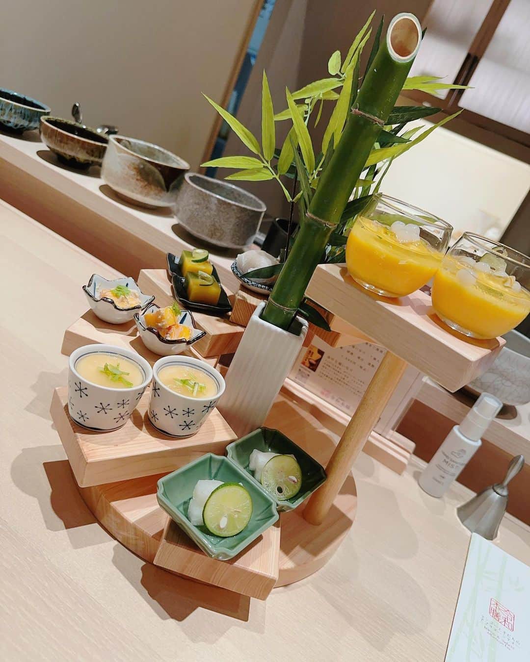 生天目仁美 のインスタグラム：「先日 真田アサミちゃんとアフタヌーンティーをしました。 いつもすれ違いが多くて、 ゆっくりお話するのは初めてだったんだぁ〜☺️ めちゃくちゃ楽しかった！ 元気いっぱいもらっちゃった！  しかもね、 プレゼントまで貰っちゃってさ🎁 美味しいドライフルーツ😋 素敵過ぎるよ、アサミちゃん🩷 ありがとう！  はぁ〜幸せな時間だった😆」