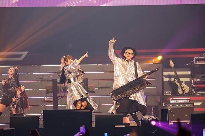 MARiAのインスタグラム：「アニサマ2023 AXEL!!!  四年ぶりのアニサマやっぱり気持ちよかったなぁぁぁぁ！  東山奈央ちゃんとErrorコラボさせてもらいまして。  奈央ちゃんからErrorがやりたいと言っていただき、最初は、え！！！Error！？？何かの間違いじゃ？って思ったんですけども  可愛いのにバキバキに一緒に踊ってくれてとても嬉しかった✨🙌  奈央ちゃん実は同い年だったんだーーー♡同い年コンビ嬉しいっ。  そして幻愛遊戯✨ みんなで一緒にJUMP楽しかったね😘  またLIVEで会いましょう✨ #anisama #GARNiDELiA #ガルニデ　#MARiA #メイリア #東山奈央」