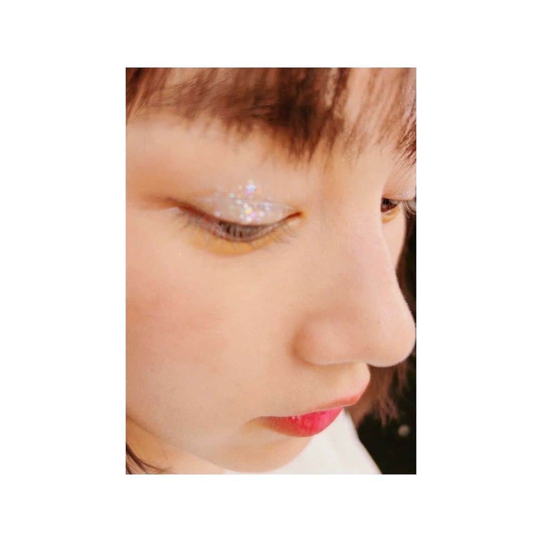 のん（能年玲奈）のインスタグラム：「梅田CLUB QUATTROの時のメイク。キラキラ💡  Hair&Make up: Shie Kanno  #のんPURSUE」