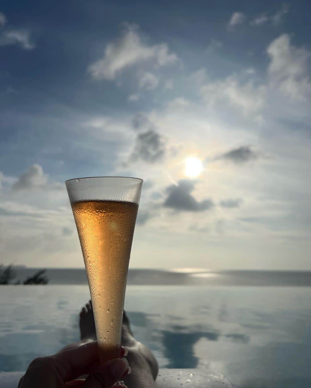宮崎美穂のインスタグラム：「🍸🩵」