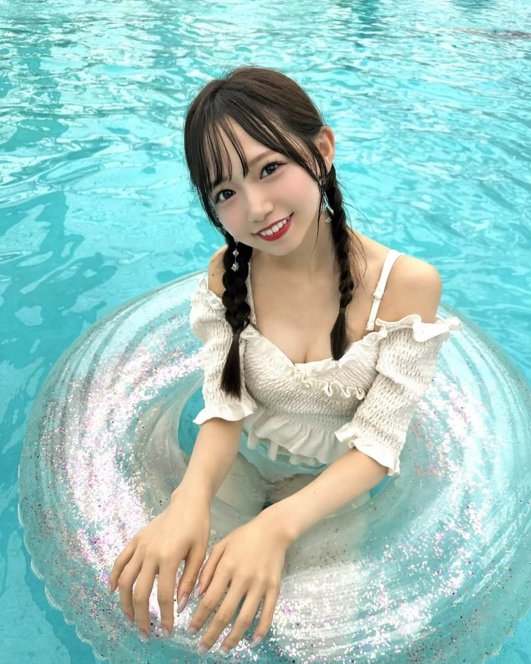 畑美紗起のインスタグラム：「スタイルにコンプレックスはつきものだよね？ いや、顔もだな！ ピラティス通って美しくなるんだあ😕🤍 みんなも一緒にがんばろう💭  前回たくさん反応してもらえてうれしくて、 近めのお写真ものせておくね〜❕❕  もし気が向いたら、動画もどっかに投稿する💦  サマーランドでスライダー乗ったり ざぶーーーんじゃぼーーーんって沈んだり 本当にたのしかったんだ🛟  今年の夏、お仕事しつつも満喫して やりたいことほぼ達成できた〜（＾ω＾）  あしたはオンラインお話し会🤭 おまちしております👘🌸  水着は去年？の @chico__official___ 👙 (着る機会なかったけど)  #サマーランド #畑美紗起 #水着 #プール #夏 #夏休み #chico #swimwear #pool #summerland」