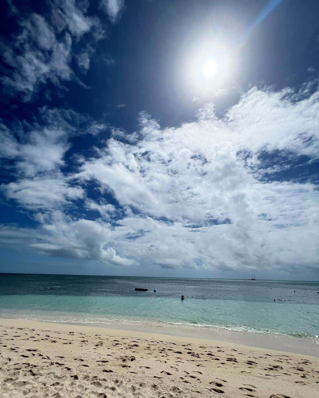 楪望さんのインスタグラム写真 - (楪望Instagram)「* 夏休み2023☀︎ 5泊7日でオーストラリア🇦🇺ケアンズに行ってきました✈️  南半球なので季節的には冬だけど、ケアンズは常夏の気候🌺 今の日本よりちょっと涼しくて避暑地に遊びに行った感覚🏝️ カラッとした陽気で快適すぎる日々でした🥹 海でぷかぷかしすぎて、ただいま日焼けが大変です🤕🥵🧴  十分すぎるくらいのリフレッシュ時間🦋 しっかりお休みいただきまして🐳 また明日から仕事頑張りますぜーーー！！！！✌︎ （引き続き、夏休み投稿🌻続きますが🐢） #明日からまた頑張ろう #引き続き #よろしくお願いします #夏休み #リフレッシュ #旅行 #travel #travelphotography #オーストラリア #australia #ケアンズ #carins #常夏 #グリーン島 #グレートバリアリーフ #greatbarrierreef #☀️ #🏝」8月27日 22時23分 - nozomi_yuzuriha_official