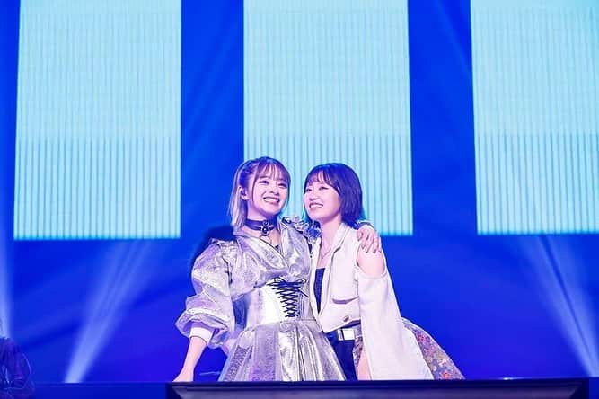MARiAのインスタグラム：「可愛いのにErrorバキバキに踊ってくれちゃう奈央ちゃんギャップ萌え🥹  リハの時からガシガシ話しかけてきてくれてとっても嬉しかったのです🥹❤️  同い年コンビっ また一緒にやりたいな✨✨ #GARNiDELiA #東山奈央　#MARiA #メイリア」