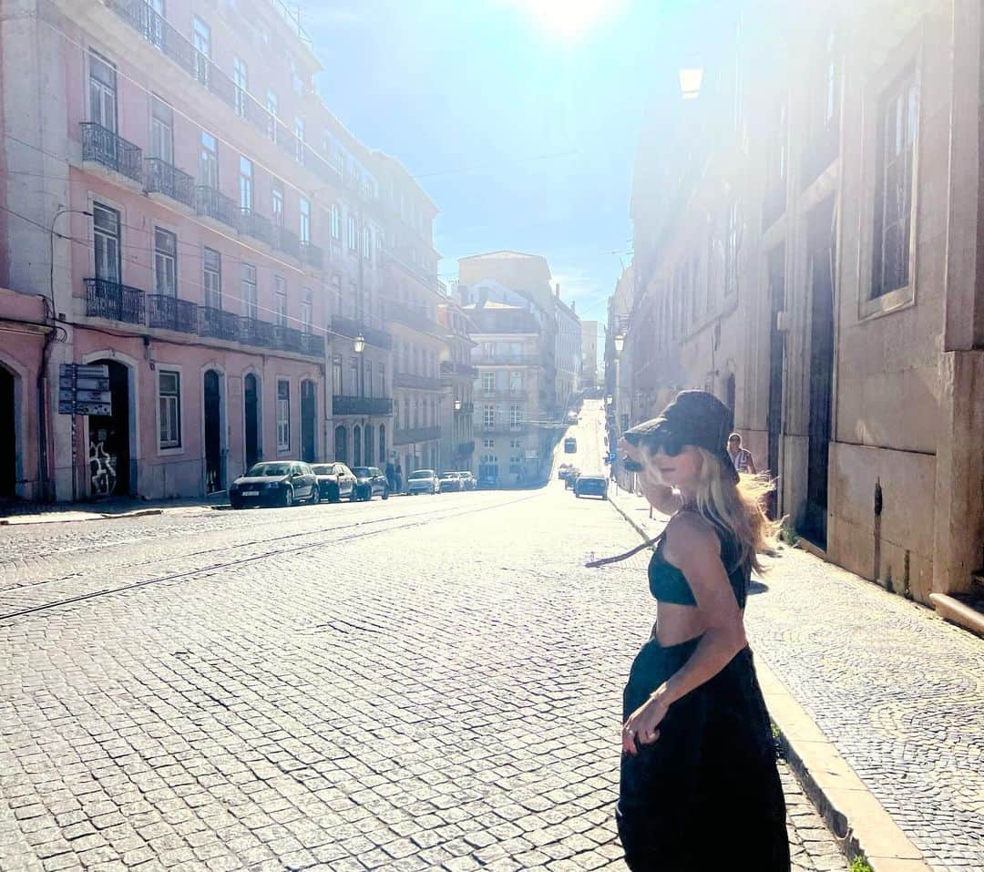 アナベル・ウォーリスのインスタグラム：「Ola Lisboa 🧡」