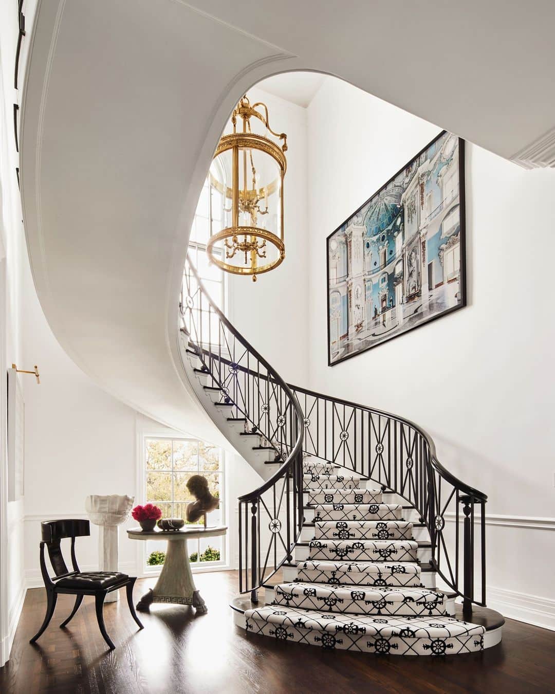 ELLE DECORのインスタグラム：「Talk about making an entrance. The homeowners, @toofaced founders Jerrod Blandino (@jerrodblandino) and Jeremy Johnson (@cdmnyc), have another 17,000-square-foot home in Corona del Mar, which is a Francophile fantasy, with bold colors and prints in virtually every room. This Bel-Air home, which they bought in early 2020, is quite calm by comparison, but no less grand. In the entryway, designer Mary McDonald (@marymcdonaldinc) brought in an Empire table from the 19th-century and a custom runner by @codimatcollection. The result is something that feels like a getaway—as romantic as it is relaxed.   Click the link in the bio to tour the rest of this historic California estate, as featured in our September 2023 issue. Written by @cokhio. Photographed by @samfroststudio. Styled by @amykchin.」