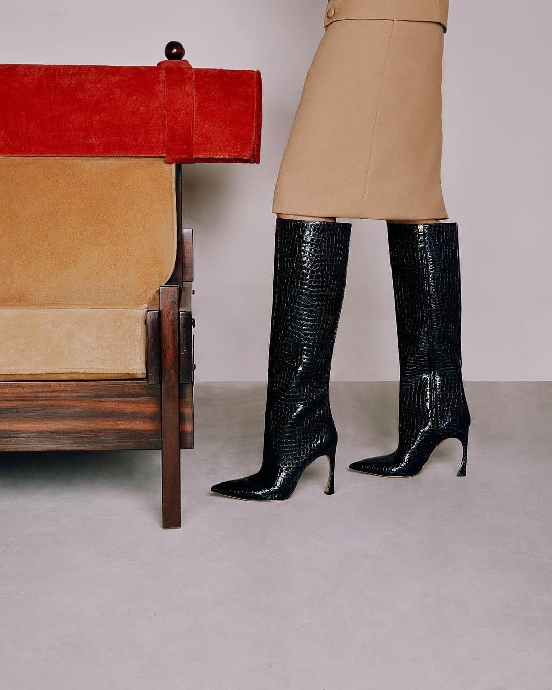 アレキサンドレバーマンのインスタグラム：「Set in a sculptural stiletto heel with a sharp pointed toe, this silhouette makes a statement. Discover the Kyra boot.   #BirmanFall23」