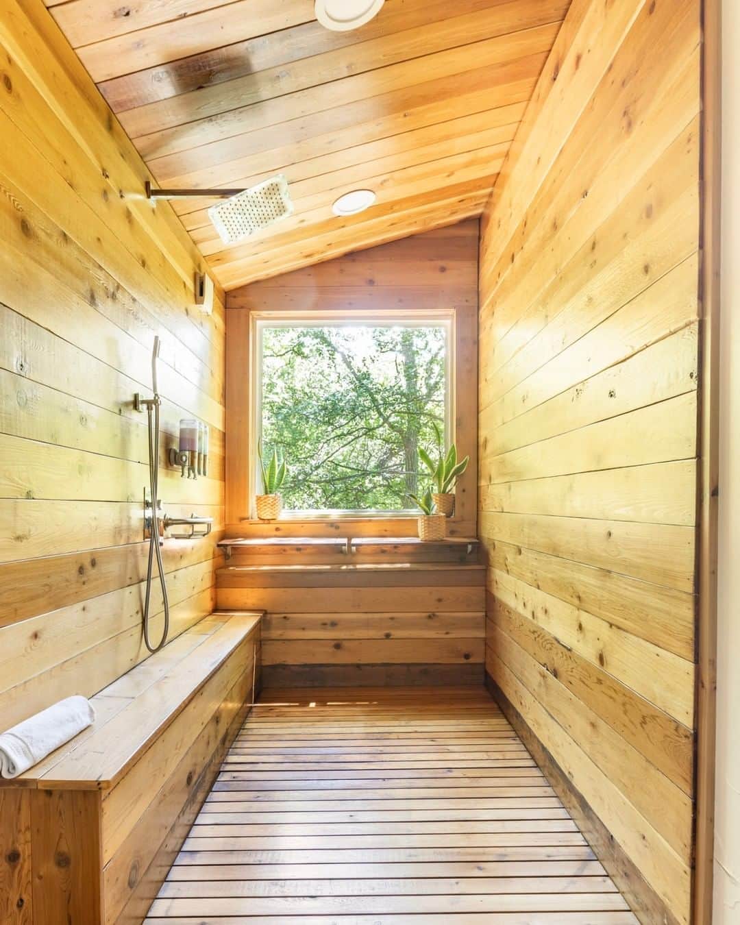 Airbnbさんのインスタグラム写真 - (AirbnbInstagram)「A treehouse with a modern Scandinavian design, overlooking the Texas woodlands.  This home can be found in our Adapted Category. Each home in this category receives a 3D scan and detailed Accessibility Review, and includes listing photos of features with key details like doorway widths that have been reviewed and confirmed by Airbnb.」8月27日 22時32分 - airbnb