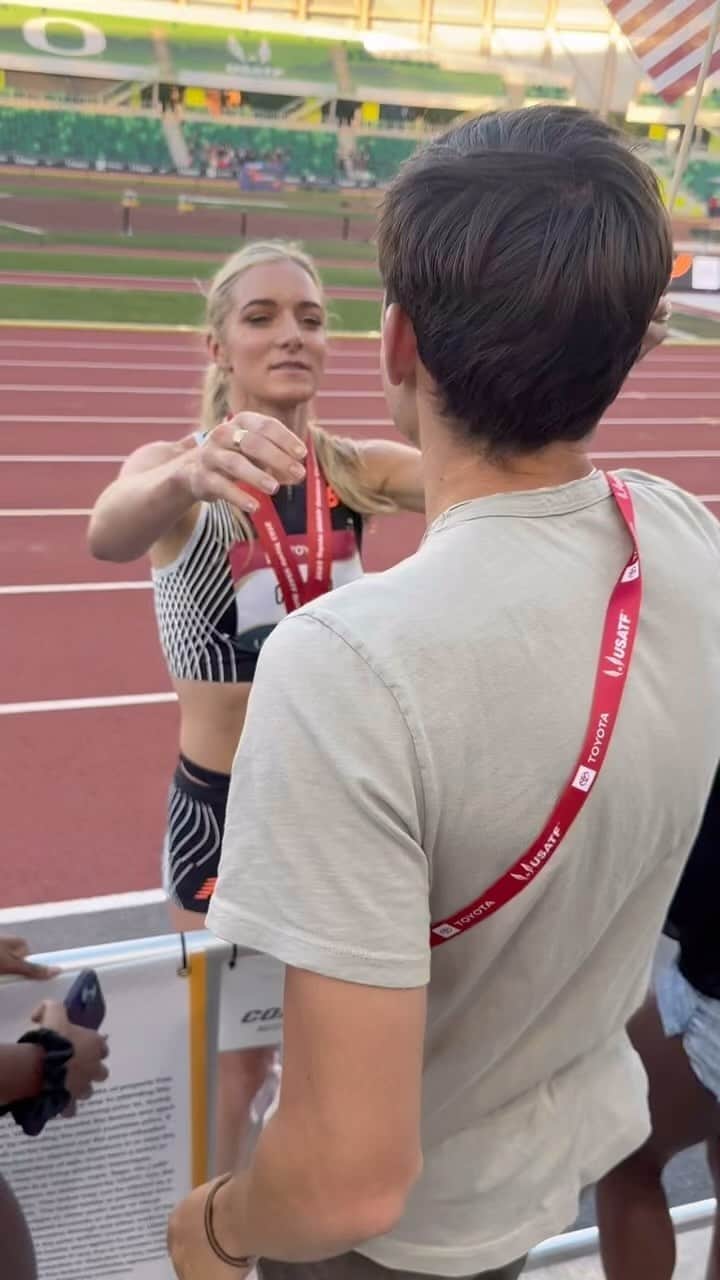 エマ・コバーンのインスタグラム：「Proud of the work we did in 2023…the goal was to be racing in the World Championship final tonight, but we put in the work, we had fun while doing it, and we will rebuild and be back in 2024 💪 it’s been fun seeing Team USA crush it at @wabudapest23 🇺🇸🇺🇸🇺🇸 I’ll be cheering for @courtsasport20 in the steeple final tonight! I think Team USA has had a female steepler in the final since 2007?? Pretty great crew to be a part of!」