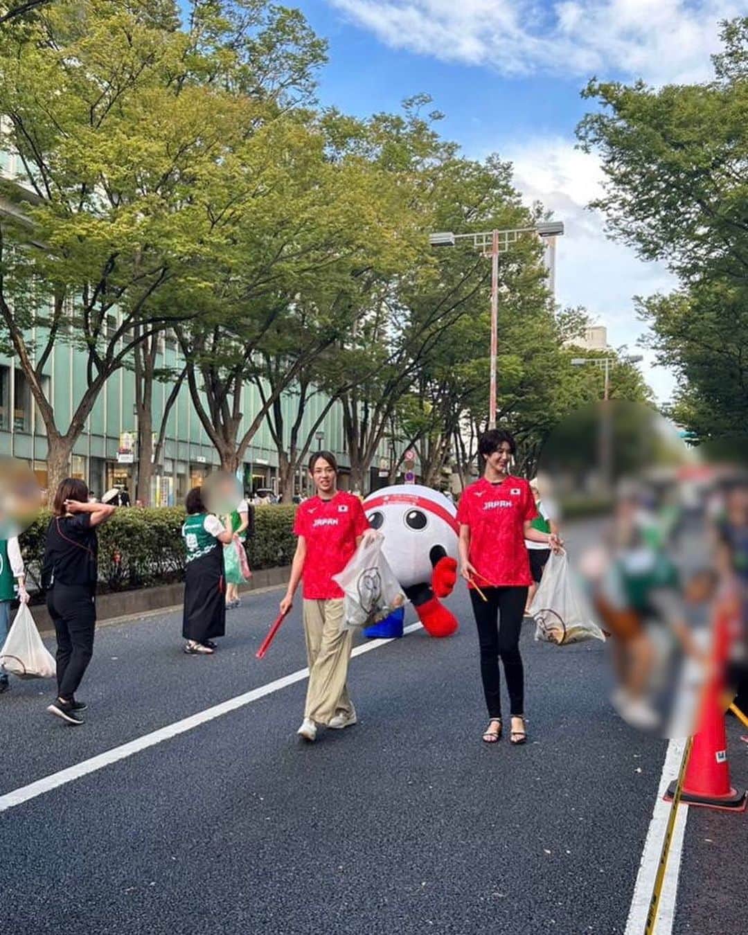 迫田さおりのインスタグラム：「・ 本日「原宿表参道元氣祭」が行われ、その最終列でグリーンバードの方々と一緒に清掃活動に参加させていただきました✨ ・ めぐさんとバボちゃんと一緒に表参道を歩けるなんて思っていなくて貴重な経験をさせていただきました。 声をかけてくださった皆様ありがとうございました😊 ・ みんなで協力して街も綺麗にできて良かったです! ・ パリ五輪予選 ワールドカップバレー2023も9月16日代々木で開幕です！！ 引き続き応援よろしくお願いいたします💪🏻 ・ #バレーボール #パリ五輪予選 #フジテレビ #栗原恵 さん #バボちゃん」