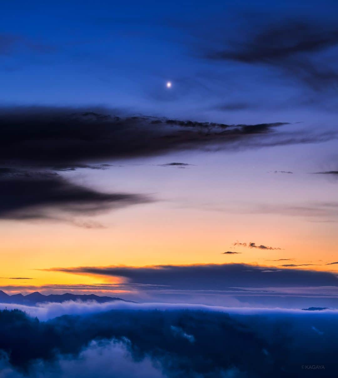 KAGAYAのインスタグラム：「夜明けの東の空に金星を見つけました。 先月まで夕暮空に見えていた金星が、夜明けの空に見えるようになりました。 （本日、新潟県にて撮影） 今日もお疲れさまでした。 #星空 #starphotography」