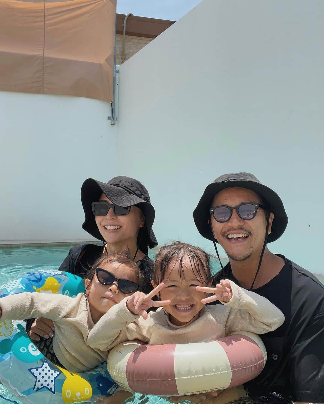 里見茜さんのインスタグラム写真 - (里見茜Instagram)「5人家族で初めての沖縄。  平日は、なかなか家族揃って一緒にご飯を食べたりとかはできないので 家族でゆっくり過ごせる毎日の中に 最高な景色と海に、子どもが大好きなプールがあるだけで みんなこんなにも笑顔が増えるのかと☺️🌿  毎日どれだけ忙しないのかと、気付かされる笑  自分に余白を作るのは本当に大切だなと思った夏休み。  最後はHIYORIに泊まったんだけどゲストで なんとMONGOL800のキヨサクさんが来ると知り、ずっと楽しみにしていた日🥹✨  青春すぎて懐かしくて温かくて、歌を聞きながらうるっときた、贅沢すぎる最終日でした。  マメオがもう少し大きくなったらLIVEへ行こうと決めた日。また楽しみが増えたね👨‍👩‍👧‍👦  また休憩したくなったら沖縄へ行こう♡  #ありがとう#沖縄旅行#夏休み#trip#Okinawa#familytrip#hiyori#akaneyoga」8月27日 22時44分 - satomiakane