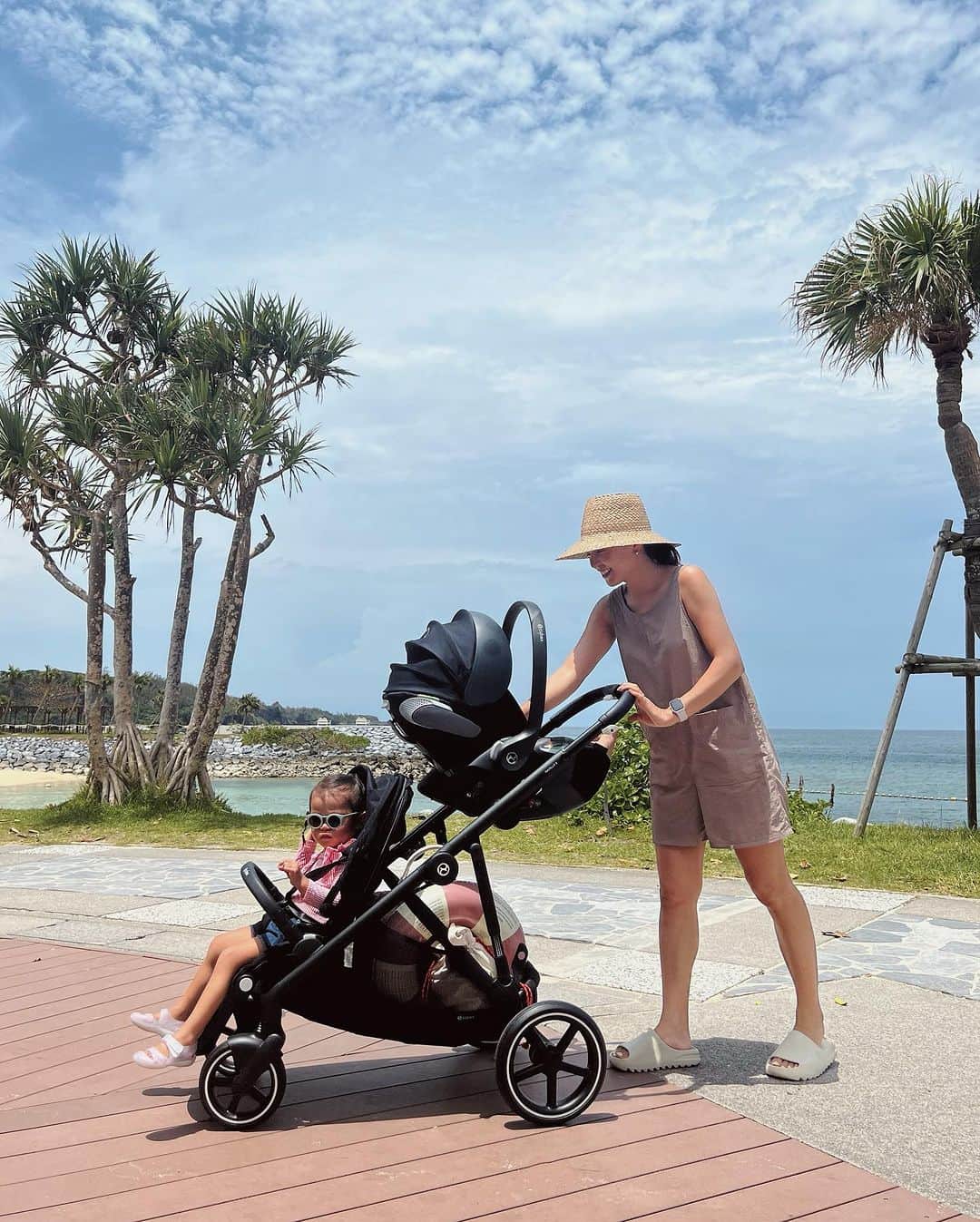 里見茜さんのインスタグラム写真 - (里見茜Instagram)「5人家族で初めての沖縄。  平日は、なかなか家族揃って一緒にご飯を食べたりとかはできないので 家族でゆっくり過ごせる毎日の中に 最高な景色と海に、子どもが大好きなプールがあるだけで みんなこんなにも笑顔が増えるのかと☺️🌿  毎日どれだけ忙しないのかと、気付かされる笑  自分に余白を作るのは本当に大切だなと思った夏休み。  最後はHIYORIに泊まったんだけどゲストで なんとMONGOL800のキヨサクさんが来ると知り、ずっと楽しみにしていた日🥹✨  青春すぎて懐かしくて温かくて、歌を聞きながらうるっときた、贅沢すぎる最終日でした。  マメオがもう少し大きくなったらLIVEへ行こうと決めた日。また楽しみが増えたね👨‍👩‍👧‍👦  また休憩したくなったら沖縄へ行こう♡  #ありがとう#沖縄旅行#夏休み#trip#Okinawa#familytrip#hiyori#akaneyoga」8月27日 22時44分 - satomiakane