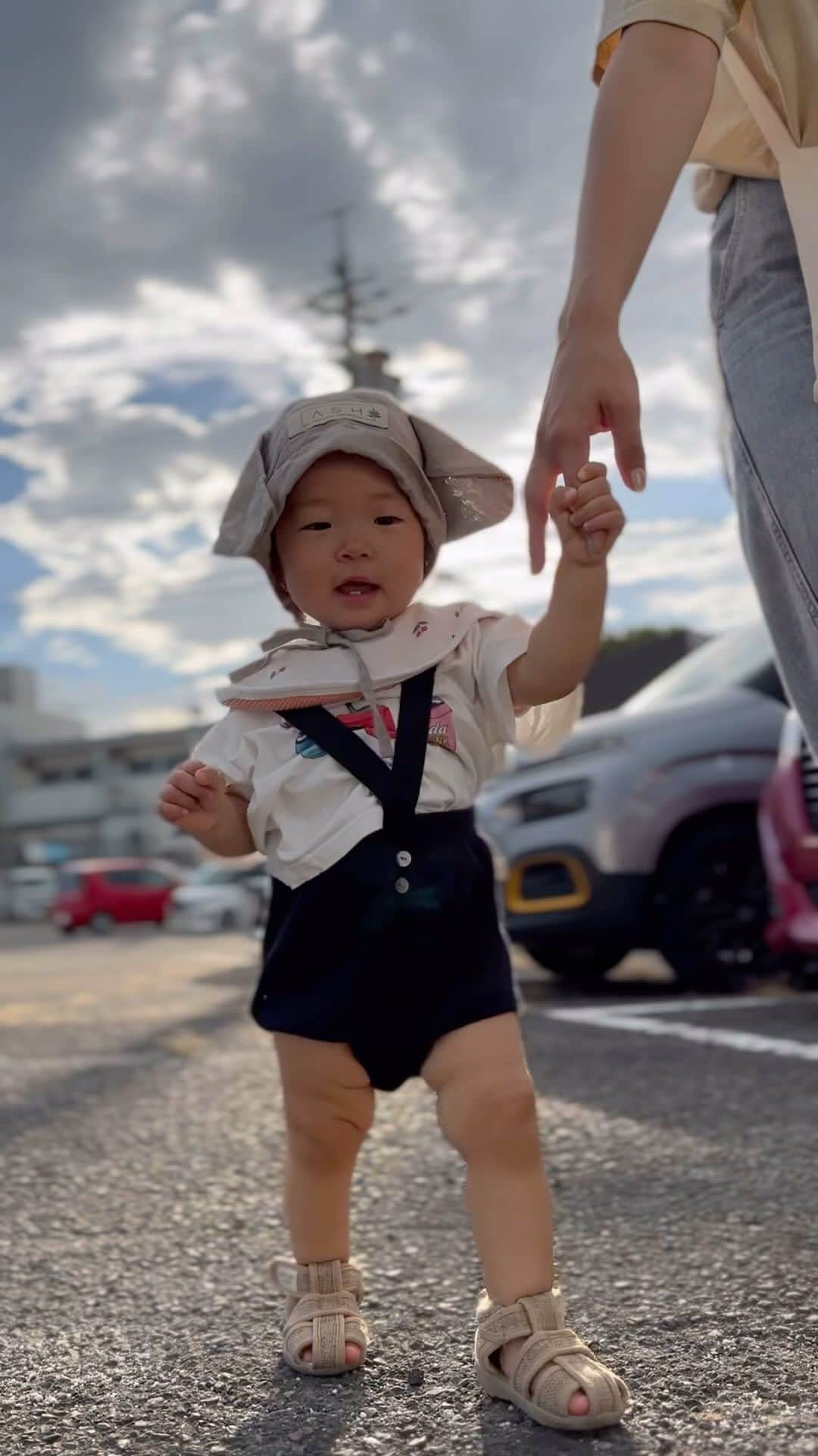 難波暉のインスタグラム：「こんなに歩けるようになりました👶🏽」