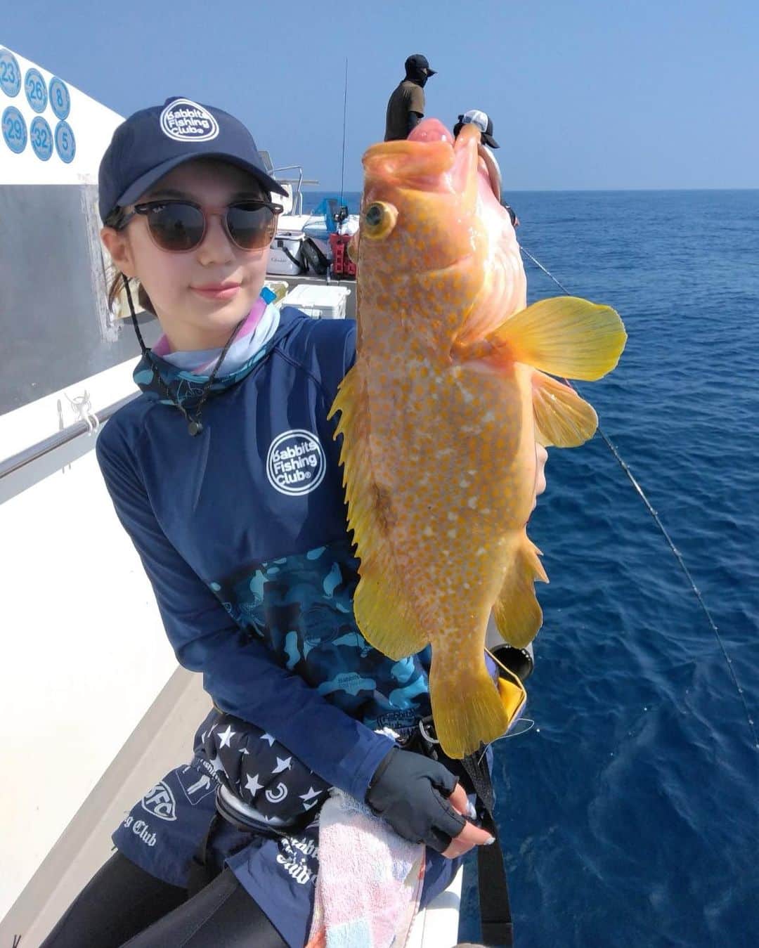 美舞さんのインスタグラム写真 - (美舞Instagram)「. . 釣って食べて最高じゃん🎣❤️ @yasu.83.1207 でとびきり美味しくしてもらった😢❤️ 写真以外にもたくさんの料理してもらったよ。 さすがプロだなぁ〜。余す事なく堪能😢😢 . ウェア　@fr2fishing  . #釣り　#釣り女子 #玄界灘　#釣りガール」8月27日 22時37分 - mibuki__.39